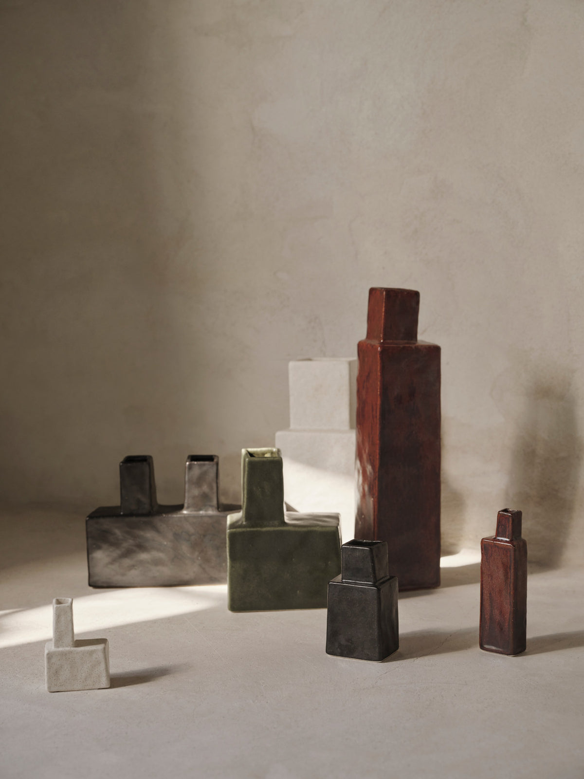 Koa Vase H40 in Red Brown präsentiert im Onlineshop von KAQTU Design AG. Vase ist von Ferm Living