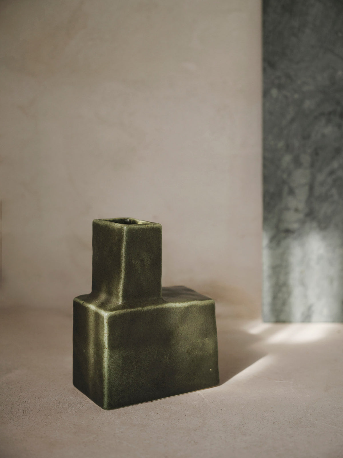 Koa Vase H20 in Dark Sage präsentiert im Onlineshop von KAQTU Design AG. Vase ist von Ferm Living