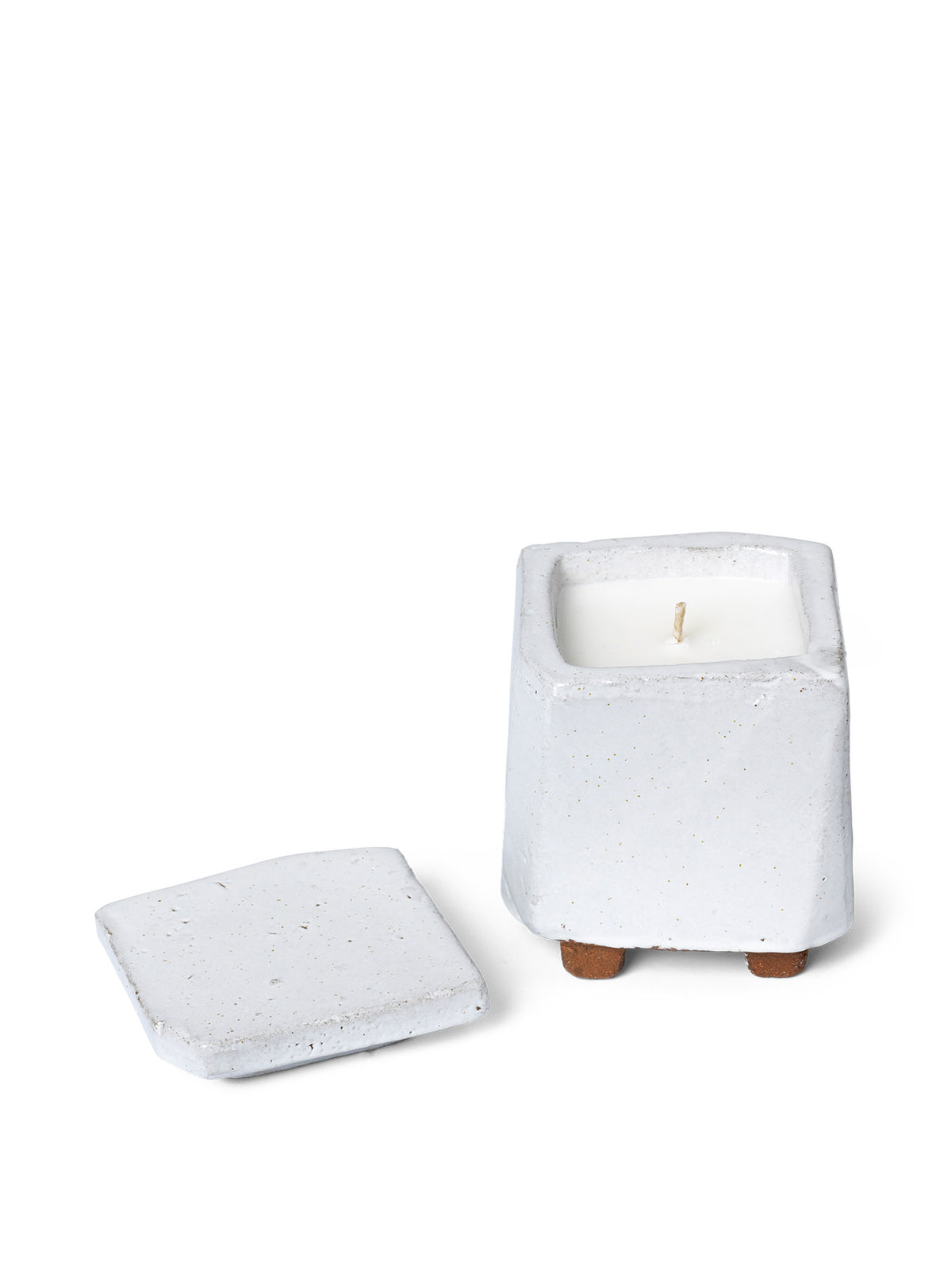 Kurinu Scented Kerze in White präsentiert im Onlineshop von KAQTU Design AG. Kerzen ist von Ferm Living