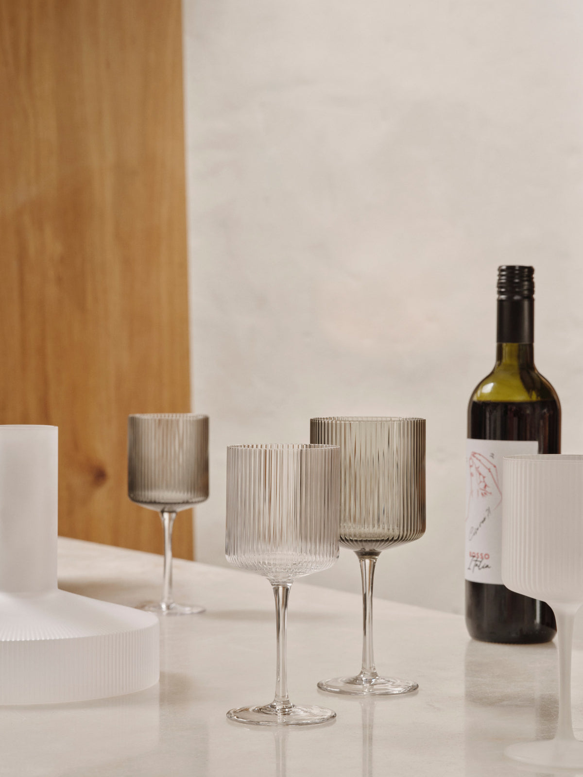 Ripple Weisswein Gläser Set of 2 in Clear präsentiert im Onlineshop von KAQTU Design AG. Weissweingläser ist von Ferm Living