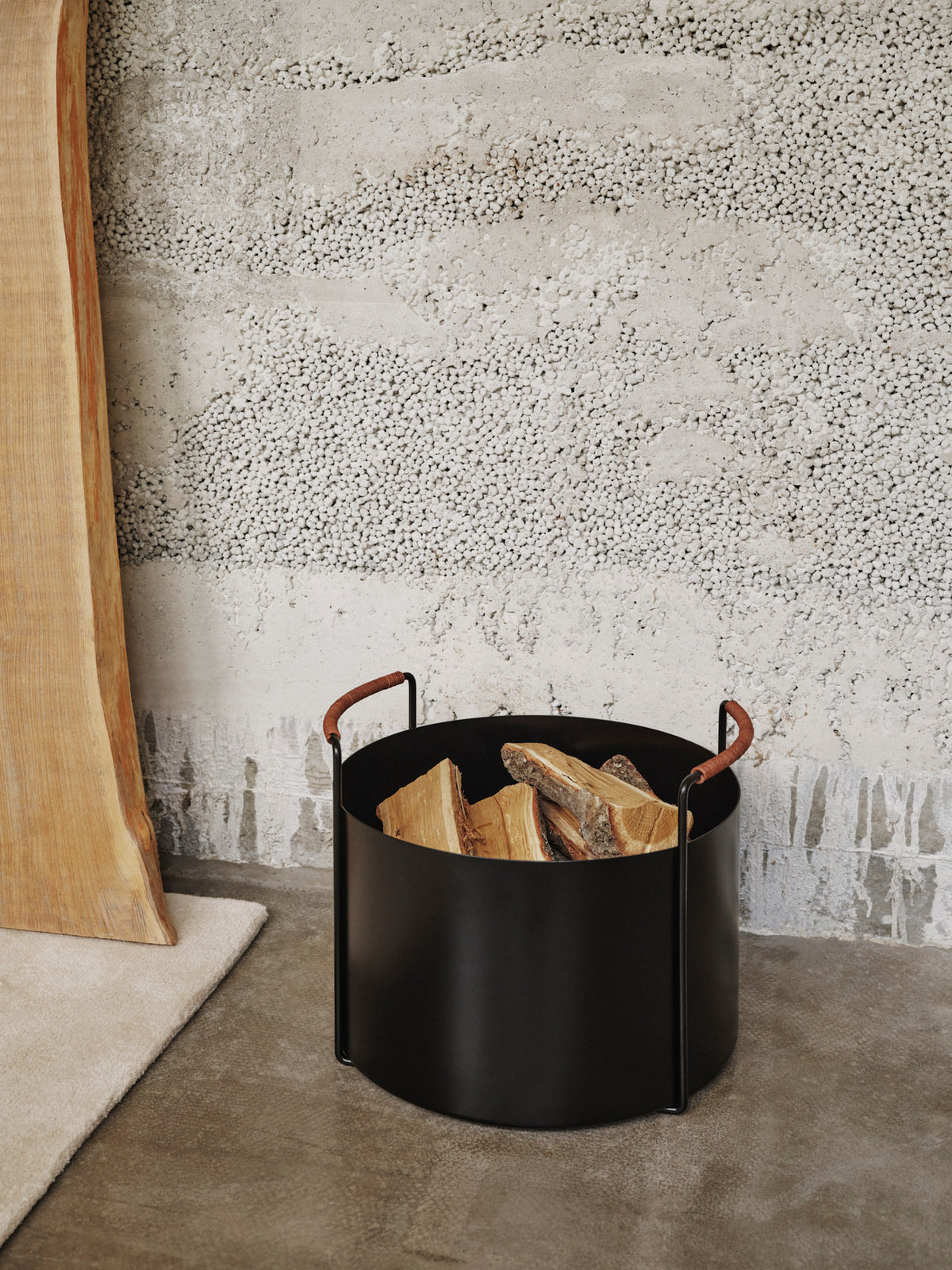 Port Firewood Bucket in Black präsentiert im Onlineshop von KAQTU Design AG. Haushaltshilfen ist von Ferm Living