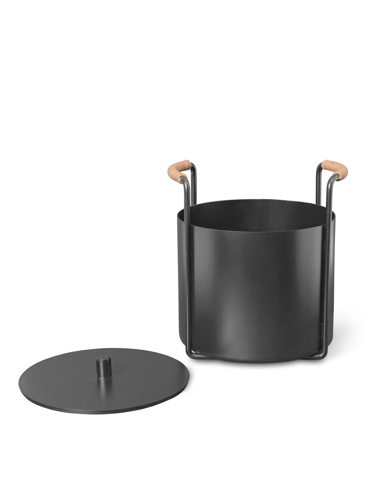 Port Kindling and Ash Bucket in Black präsentiert im Onlineshop von KAQTU Design AG. Haushaltshilfen ist von Ferm Living