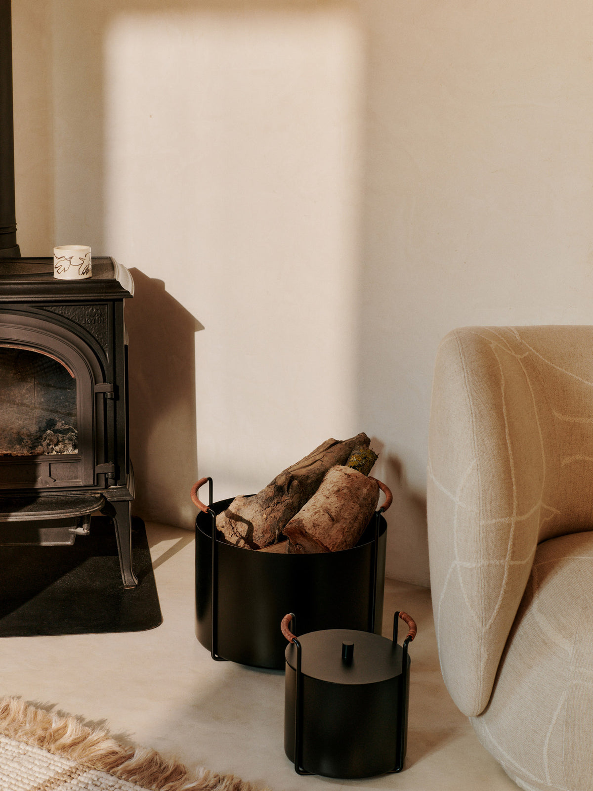 Port Kindling and Ash Bucket in Black präsentiert im Onlineshop von KAQTU Design AG. Haushaltshilfen ist von Ferm Living