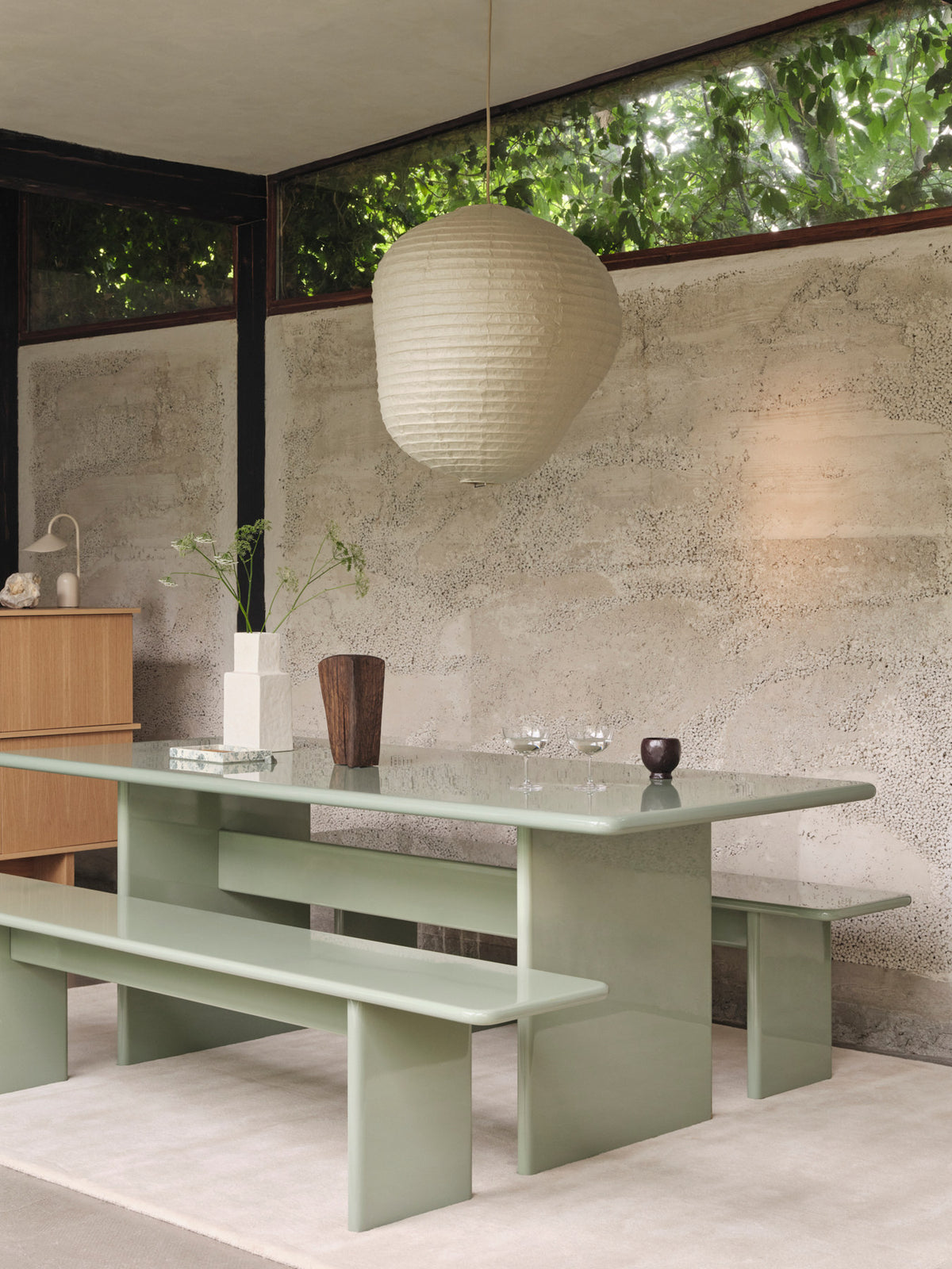 Rink Esstisch - Klein von Ferm Living in Weissgelb, hochglänzend lackiertes FSC™-MDF, archetypische Form mit abgerundeten Kanten, 200x90 cm