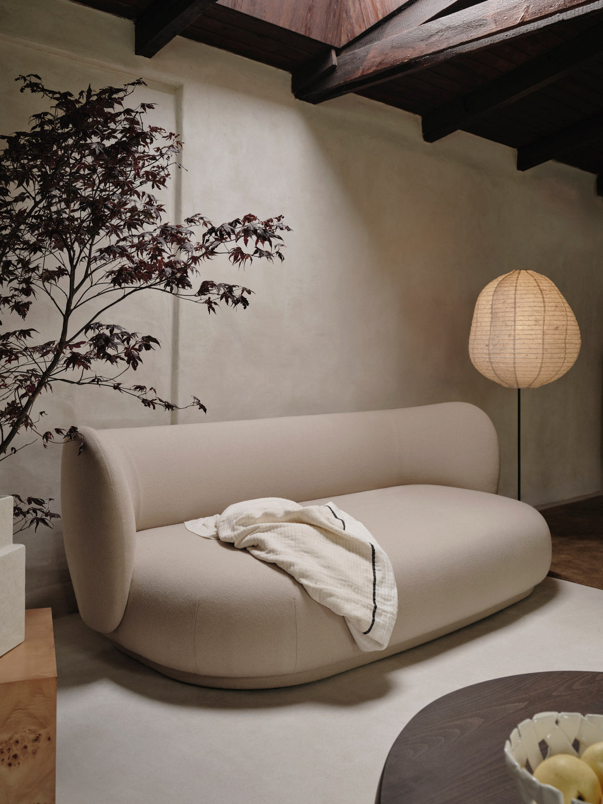 Rico Lounger Sofa von Ferm Living, dreisitziges Sofa mit Stoffbezug