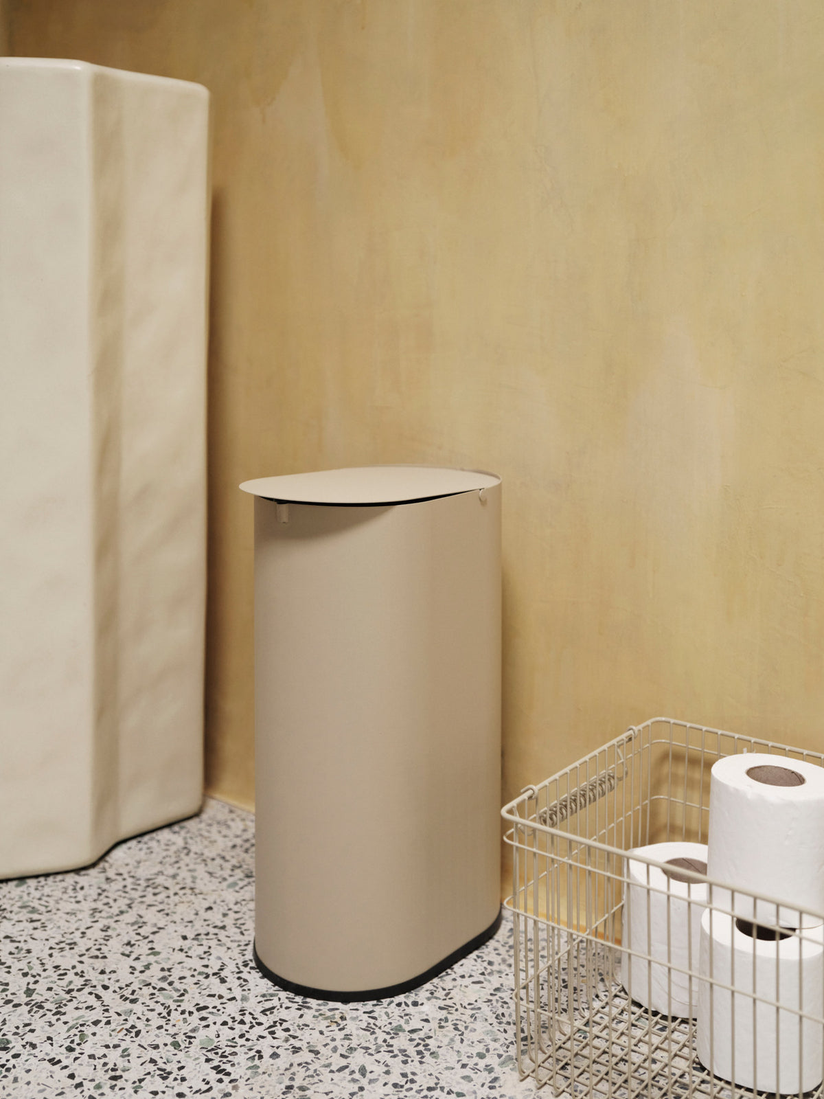 Enkel Abfallkorb Large in Cashmere präsentiert im Onlineshop von KAQTU Design AG. Papierkorb ist von Ferm Living
