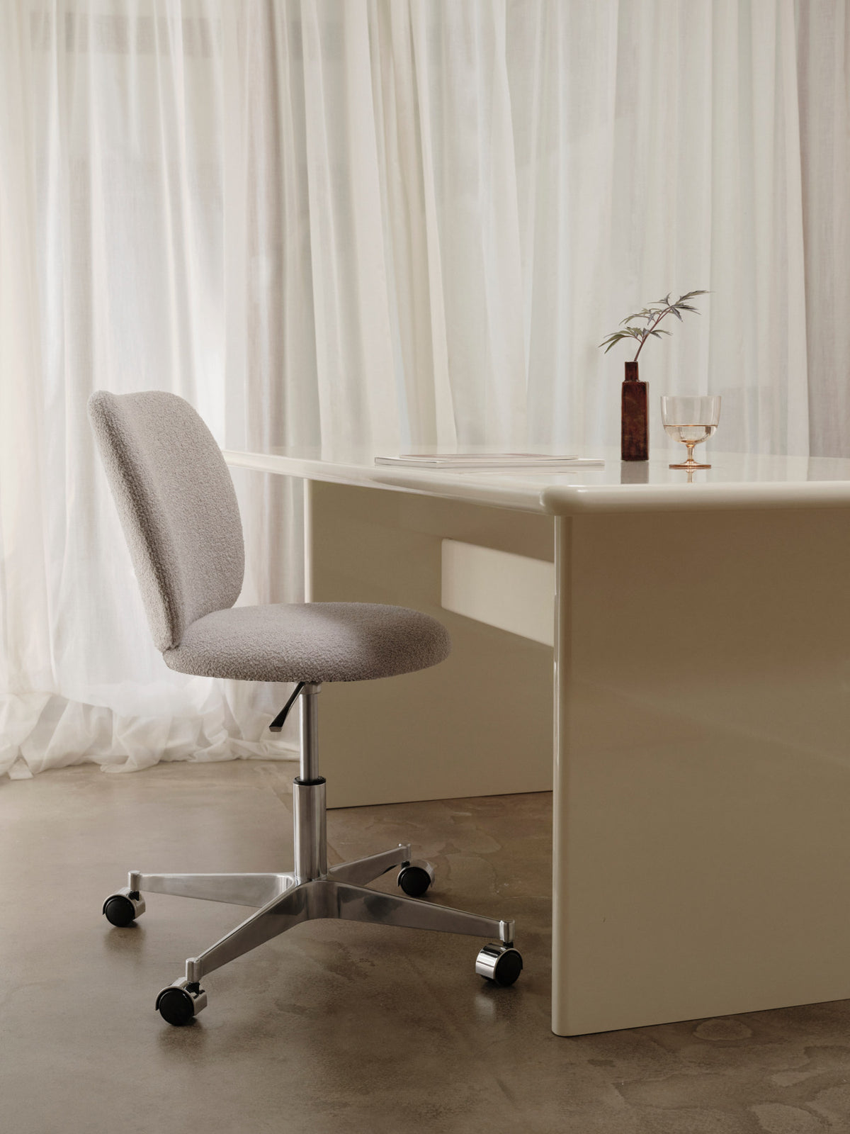 Rico Sessel mit Rollen, Stuhl mit Armlehne, runde Form, Bouclé-Bezug in Offwhite