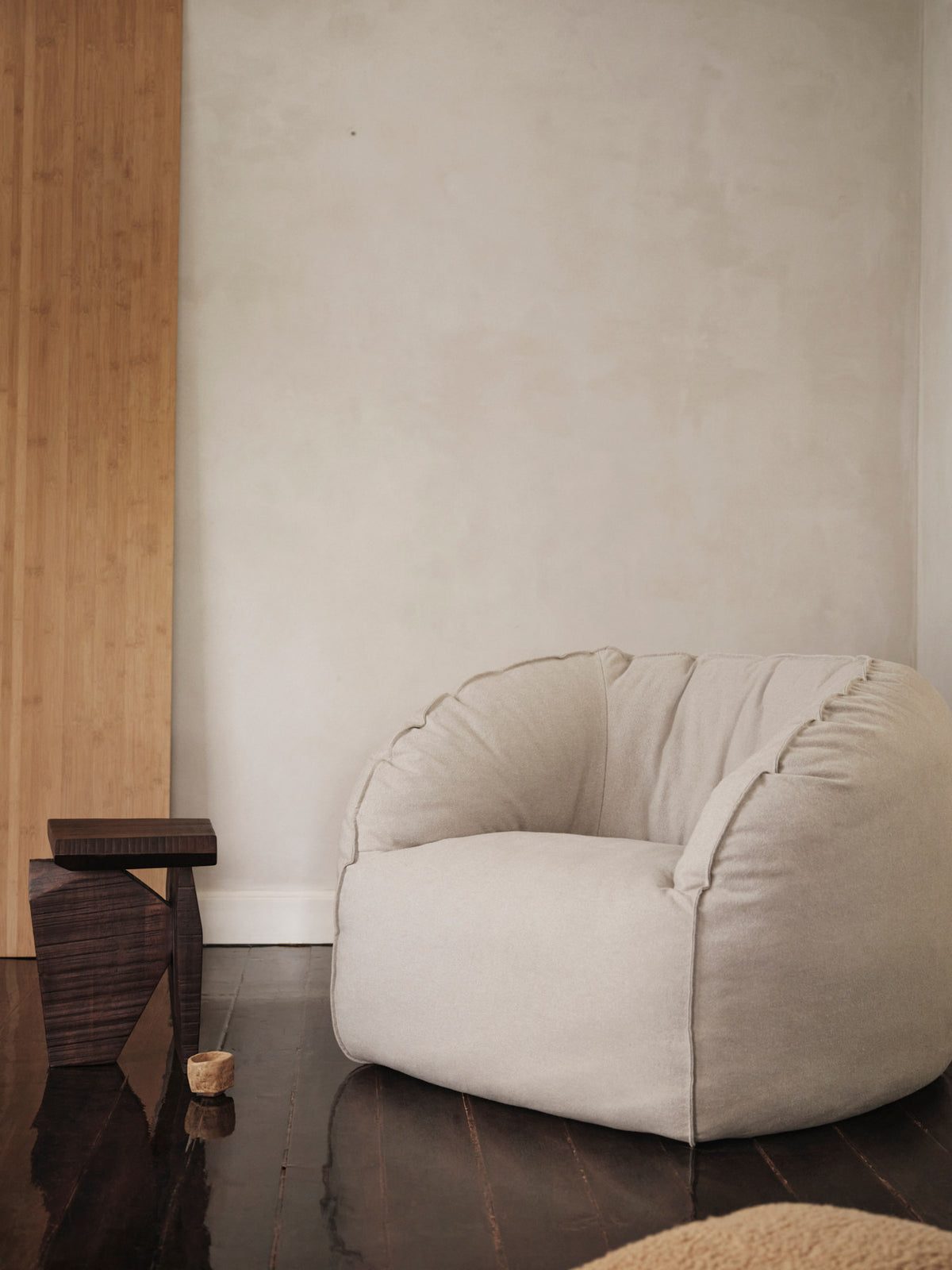 Nesten Sessel in Cotton Natural präsentiert im Onlineshop von KAQTU Design AG. Sessel mit Armlehnen ist von Ferm Living