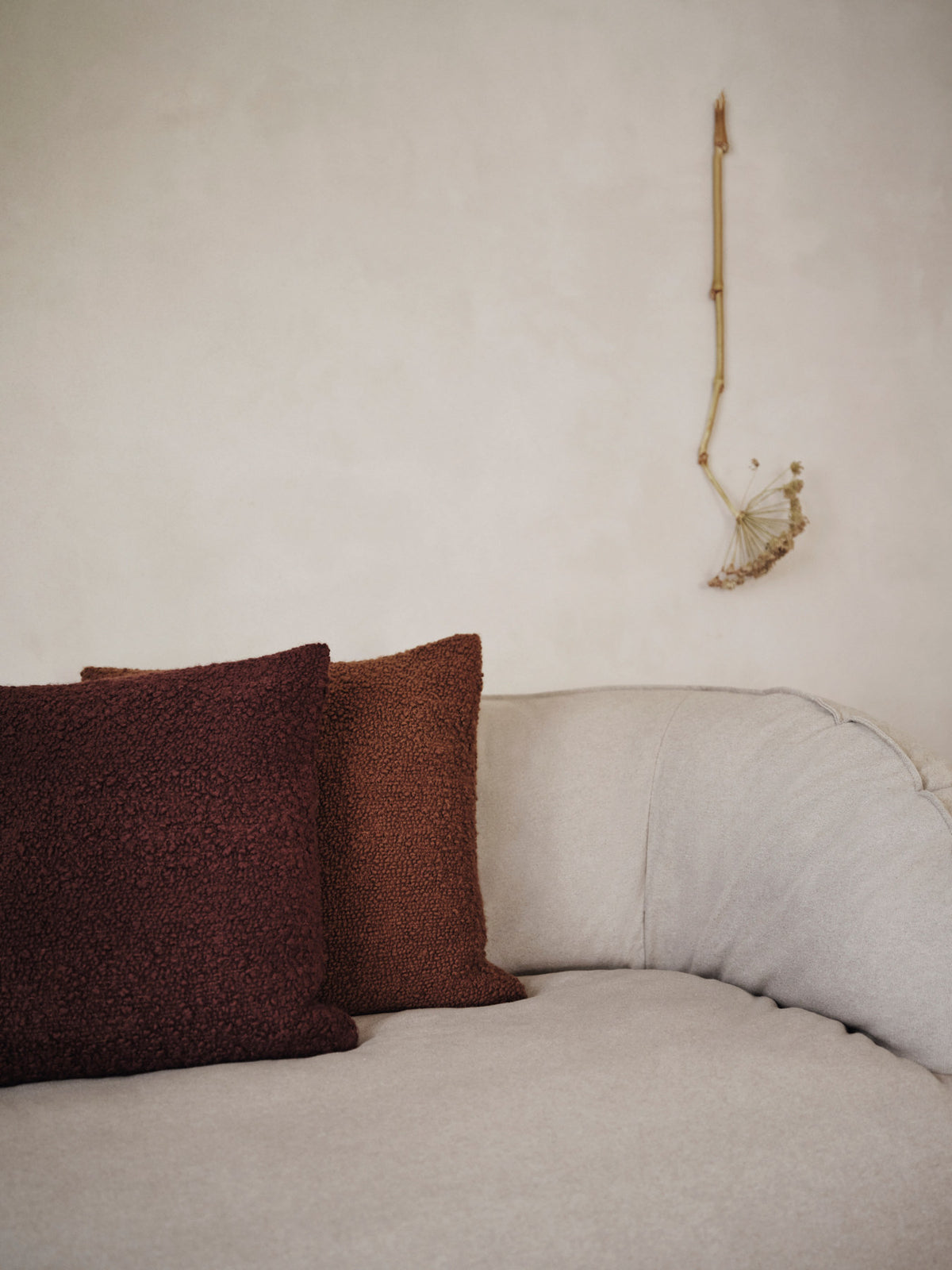 Moor Kissen Cover in Dark Pecan präsentiert im Onlineshop von KAQTU Design AG. Deko Kissenbezug ist von Ferm Living