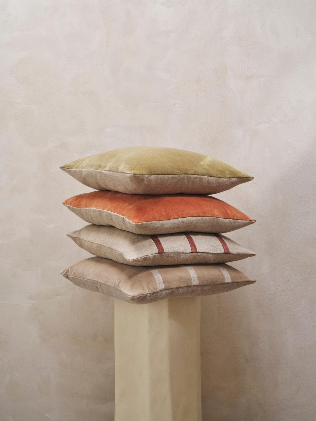 Senti Stripe Kissen Cover in Dark Sand/Linen präsentiert im Onlineshop von KAQTU Design AG. Deko Kissenbezug ist von Ferm Living
