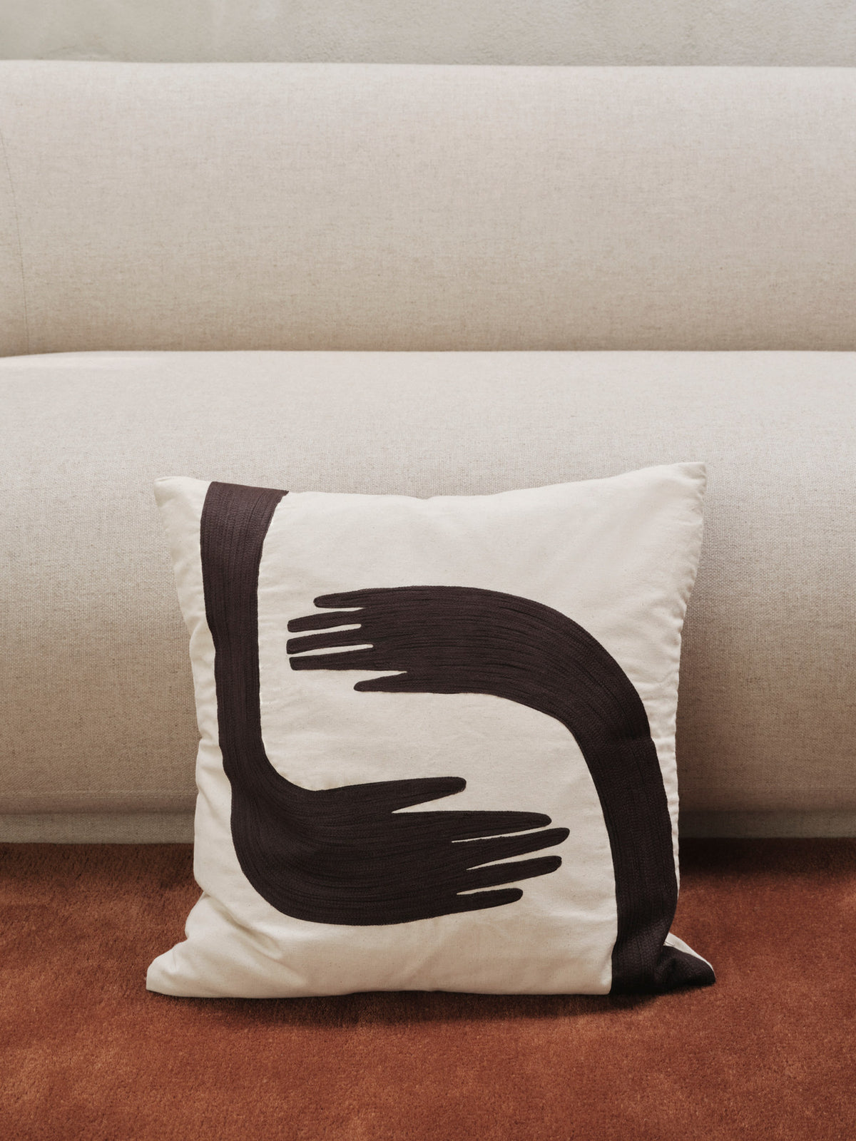 Pose Kissen Cover in Coffee/Undyed präsentiert im Onlineshop von KAQTU Design AG. Deko Kissenbezug ist von Ferm Living