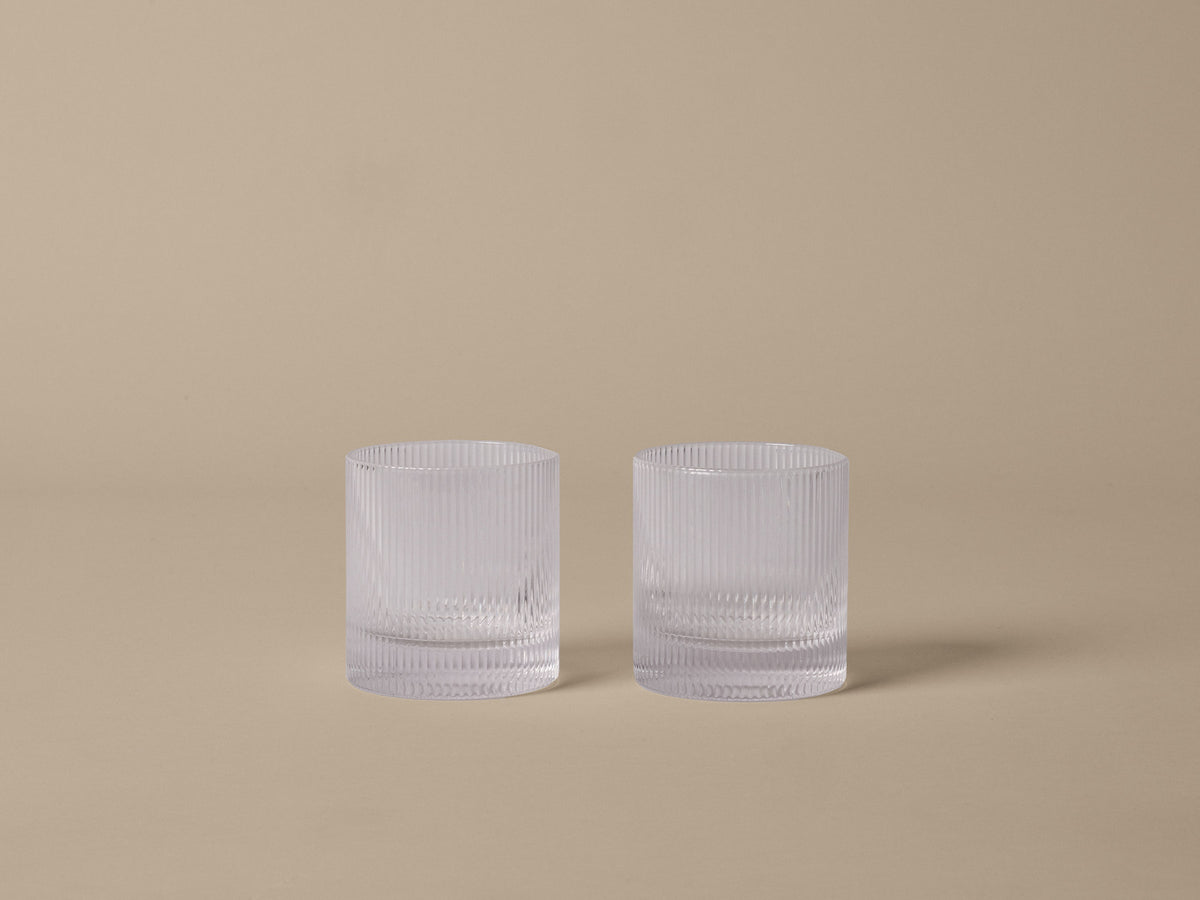 Zwei Tumbler-Gläser aus mundgeblasenem Glas in Blush mit geriffelter Oberfläche und geometrischer Silhouette, Ferm Living Ripple Serie.