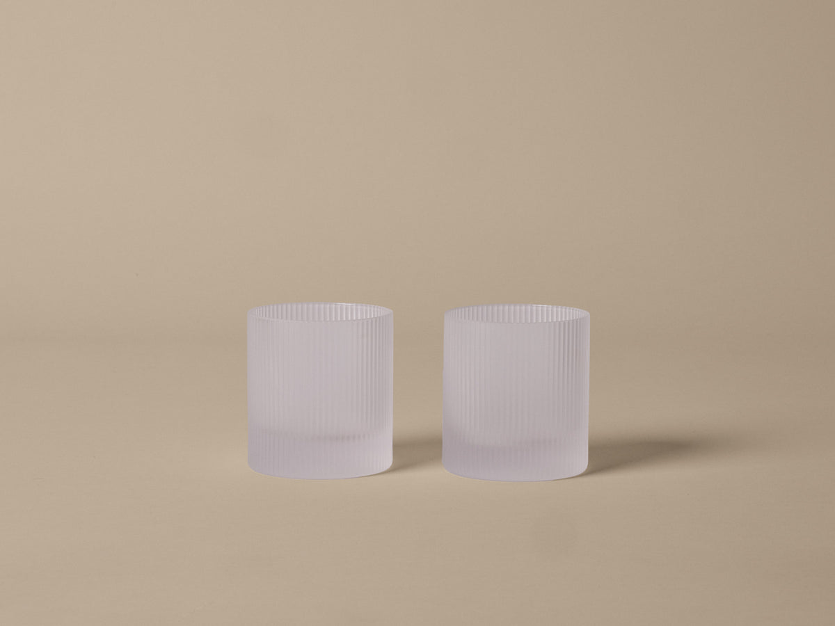 Zwei Tumbler-Gläser aus mundgeblasenem Glas in Blush mit geriffelter Oberfläche und geometrischer Silhouette, Ferm Living Ripple Serie.