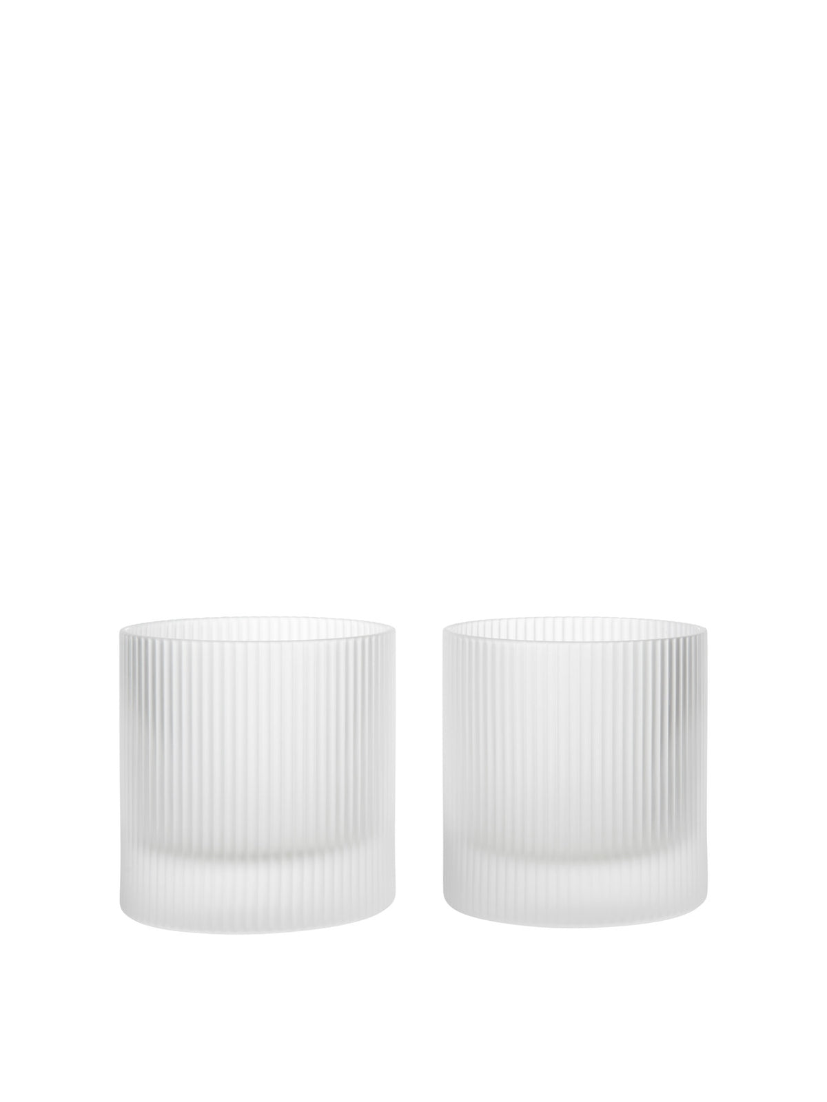 Zwei Tumbler-Gläser aus mundgeblasenem Glas in Blush mit geriffelter Oberfläche und geometrischer Silhouette, Ferm Living Ripple Serie.