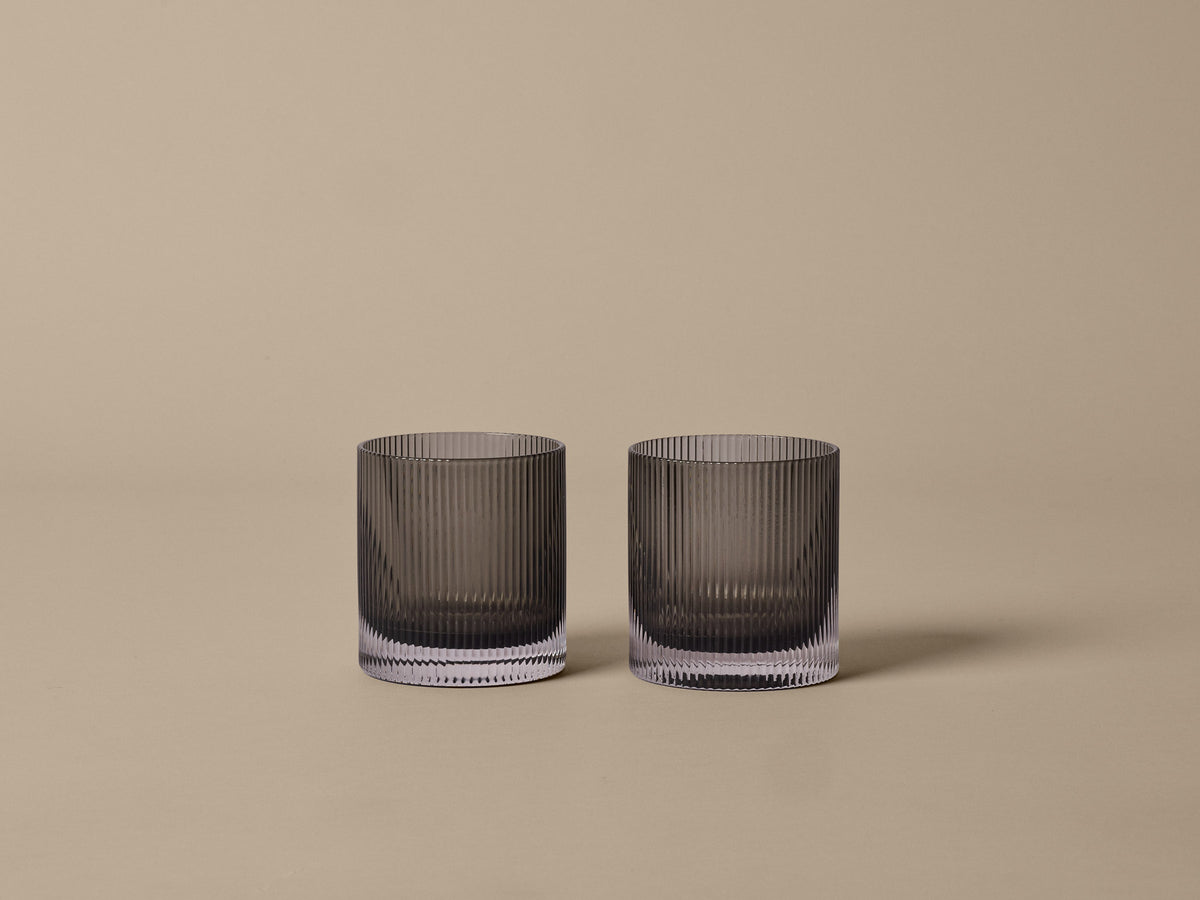 Zwei Tumbler-Gläser aus mundgeblasenem Glas in Blush mit geriffelter Oberfläche und geometrischer Silhouette, Ferm Living Ripple Serie.