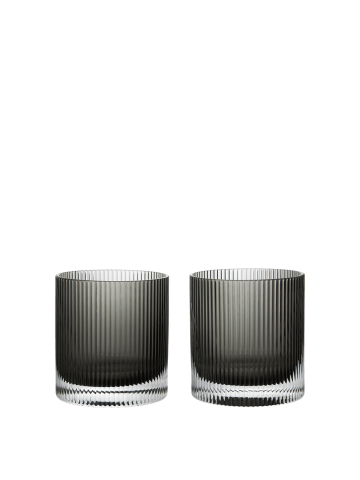 Ripple Set aus 2  Rauchgrau in Grau geräuchert präsentiert im Onlineshop von KAQTU Design AG. Kitchen ist von Ferm Living