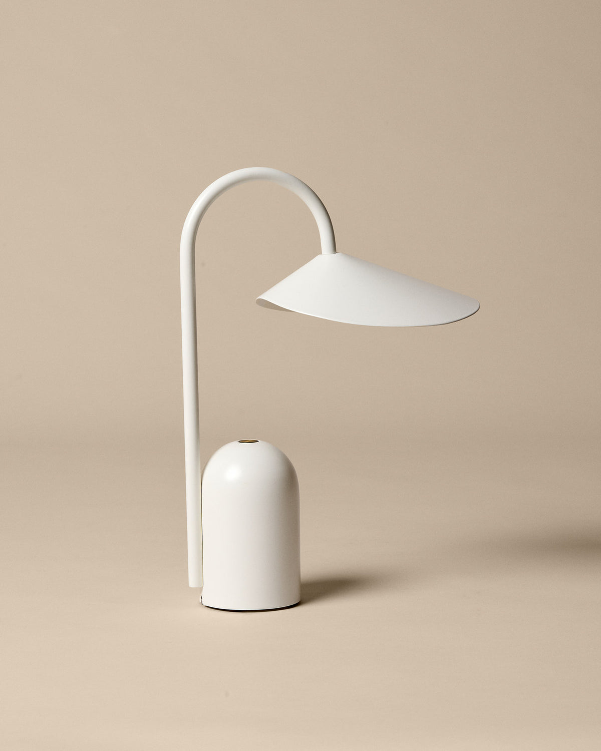 Arum portable Tischleuchte in Weiss präsentiert im Onlineshop von KAQTU Design AG. Tischleuchte ist von Ferm Living