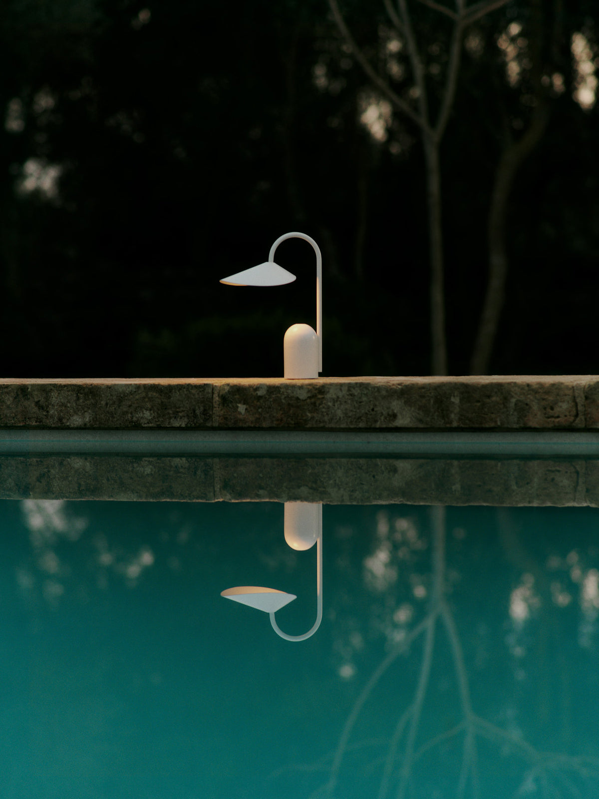 Arum portable Tischleuchte in Weiss präsentiert im Onlineshop von KAQTU Design AG. Tischleuchte ist von Ferm Living