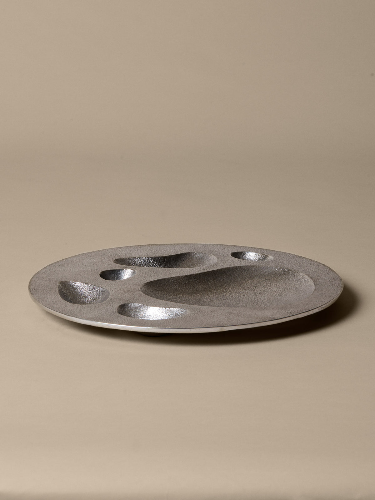 Niche Schale in Aluminium präsentiert im Onlineshop von KAQTU Design AG. Schale ist von Ferm Living