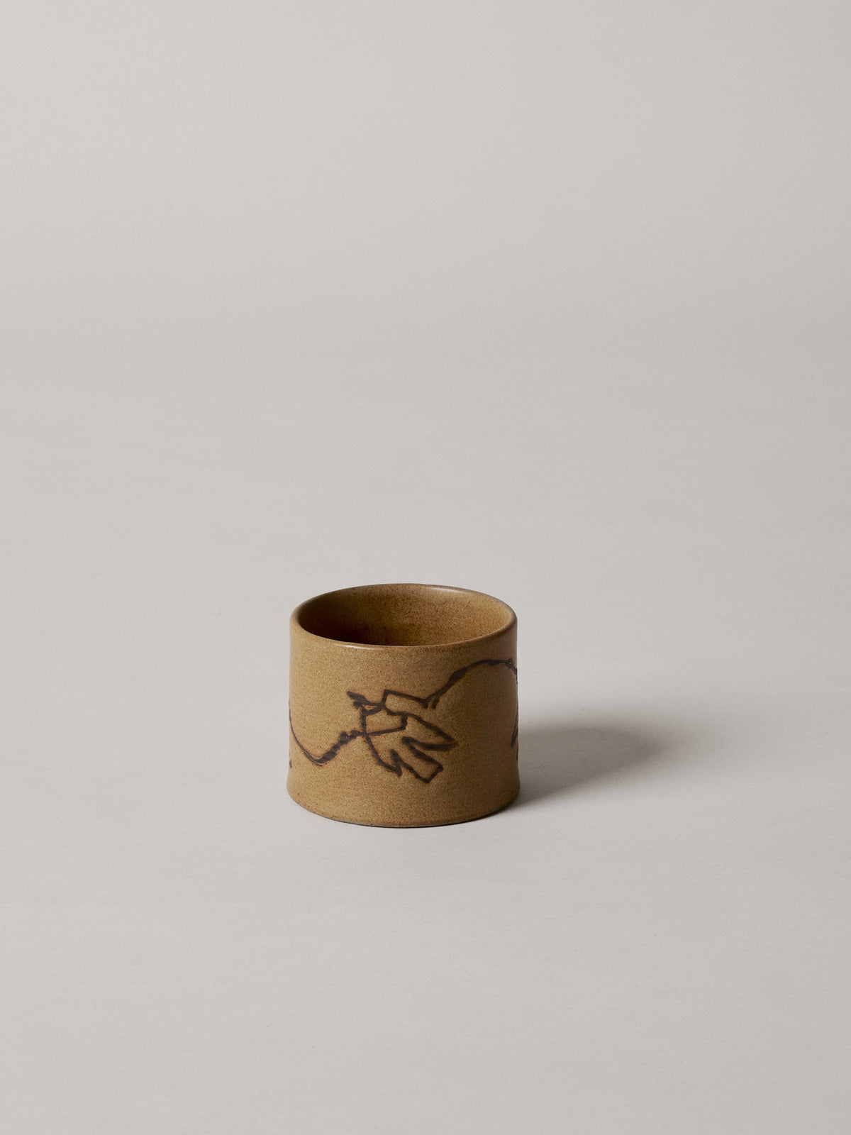Vuelo Cup in Dark Buff präsentiert im Onlineshop von KAQTU Design AG. Tasse ist von Ferm Living