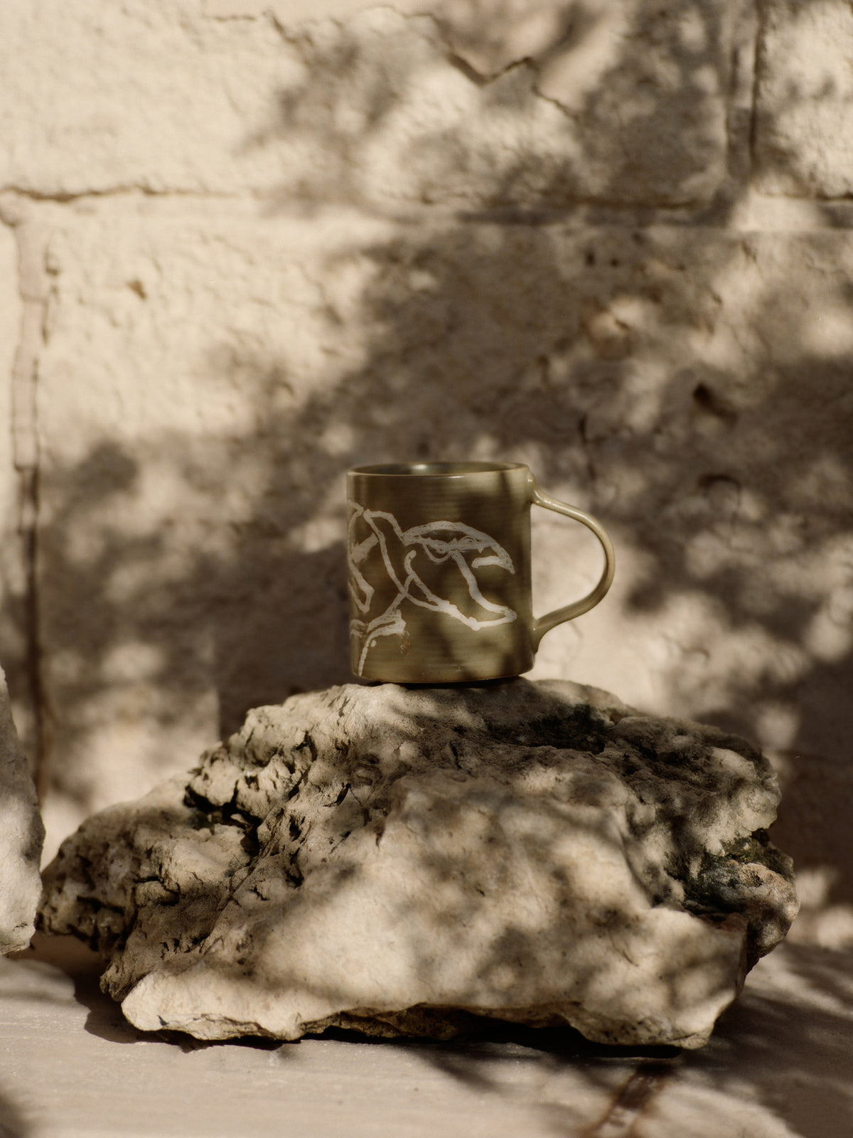 Vuelo Tasse in Elm Green präsentiert im Onlineshop von KAQTU Design AG. Tasse ist von Ferm Living