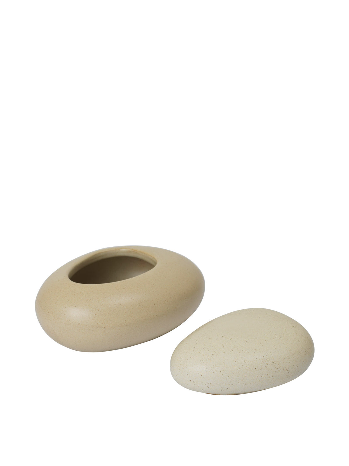 Pebble Box in Sand/Creme präsentiert im Onlineshop von KAQTU Design AG. Aufbewahrungsbox ist von Ferm Living