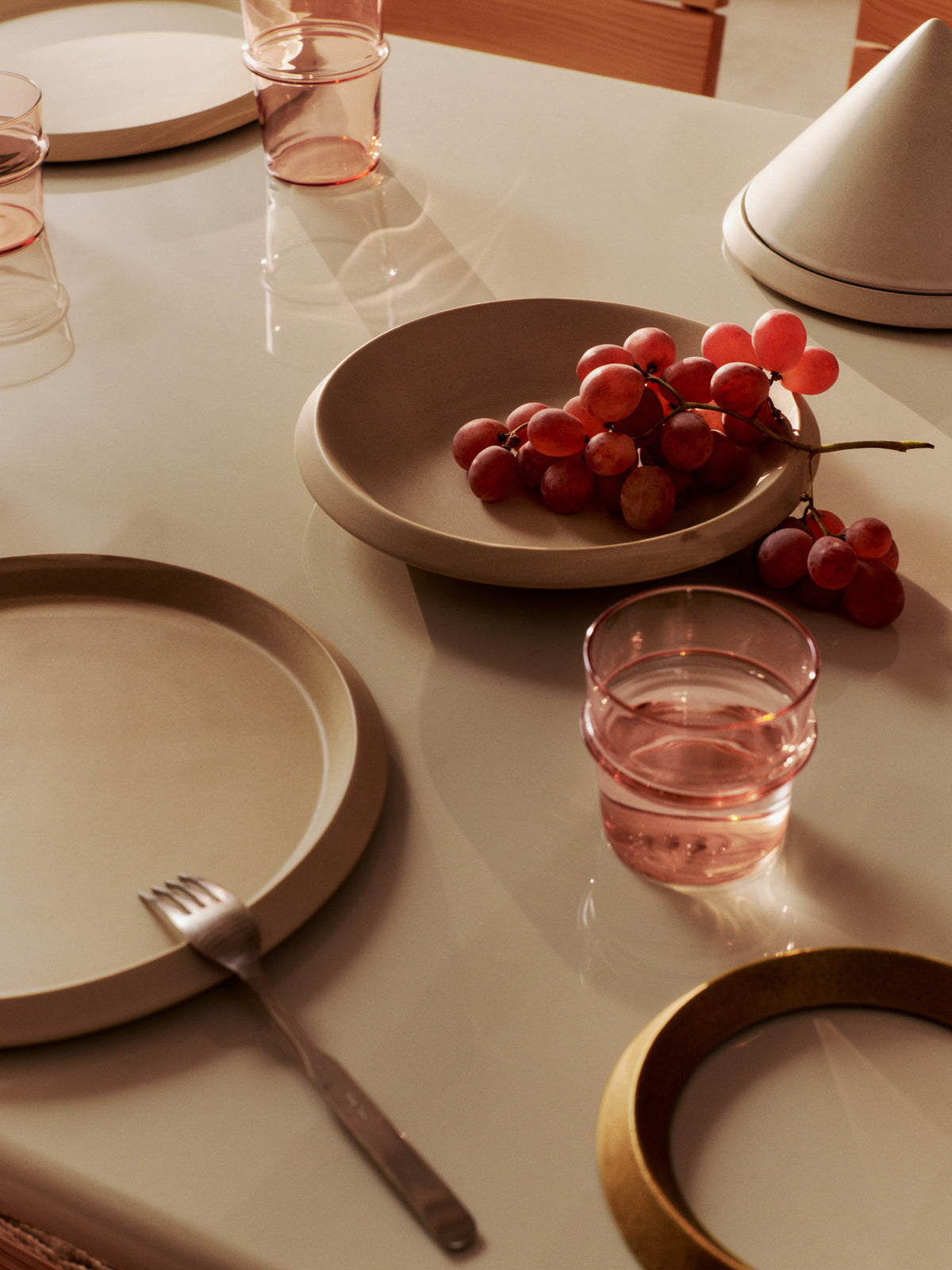 Erena Schale Ø24 in Sahne präsentiert im Onlineshop von KAQTU Design AG. Schale ist von Ferm Living