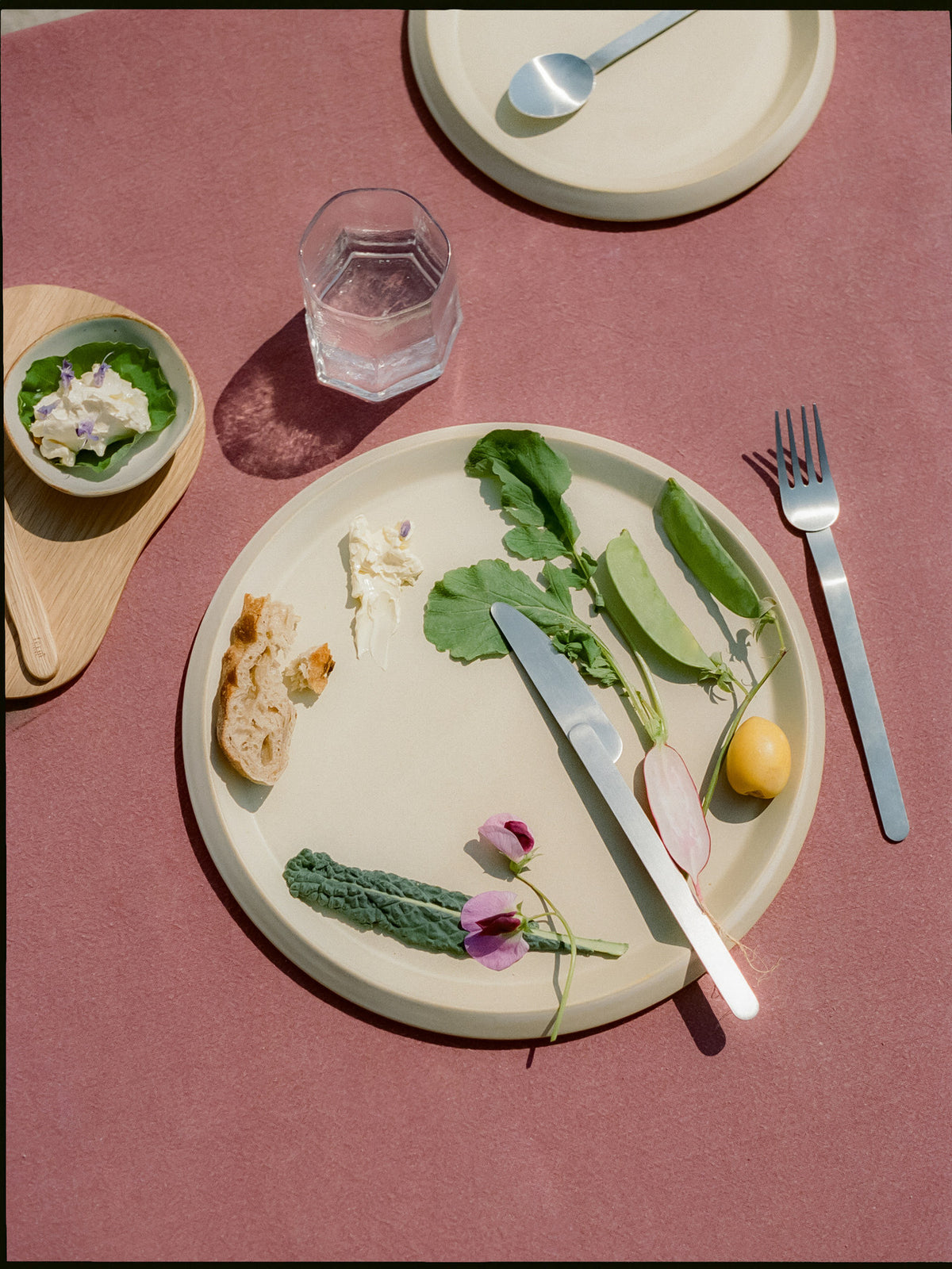 Erena Essteller Ø29 in Sahne präsentiert im Onlineshop von KAQTU Design AG. Teller ist von Ferm Living