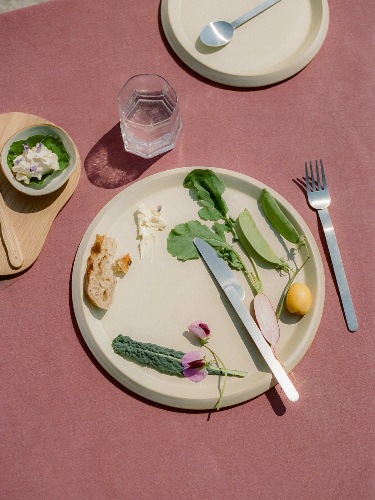 Erena Essteller Ø29 in Sahne präsentiert im Onlineshop von KAQTU Design AG. Teller ist von Ferm Living