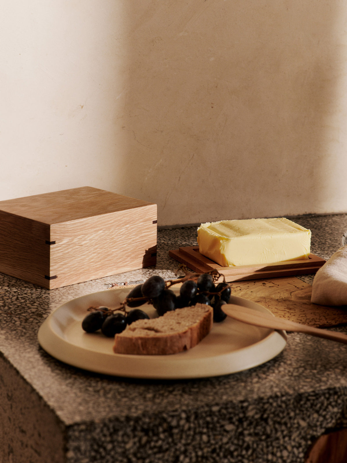 Erena Seitenplatte Ø22 in Sahne präsentiert im Onlineshop von KAQTU Design AG. Platte ist von Ferm Living