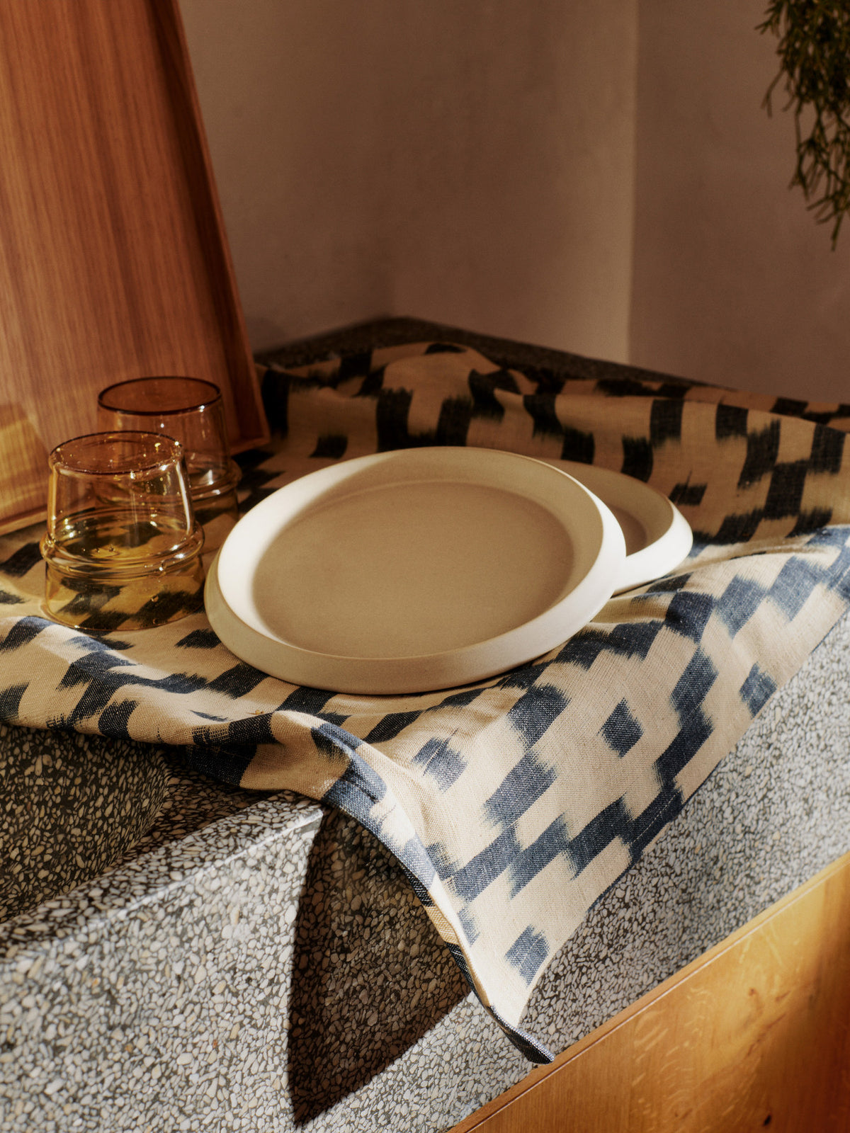 Erena Seitenplatte Ø22 in Sahne präsentiert im Onlineshop von KAQTU Design AG. Platte ist von Ferm Living