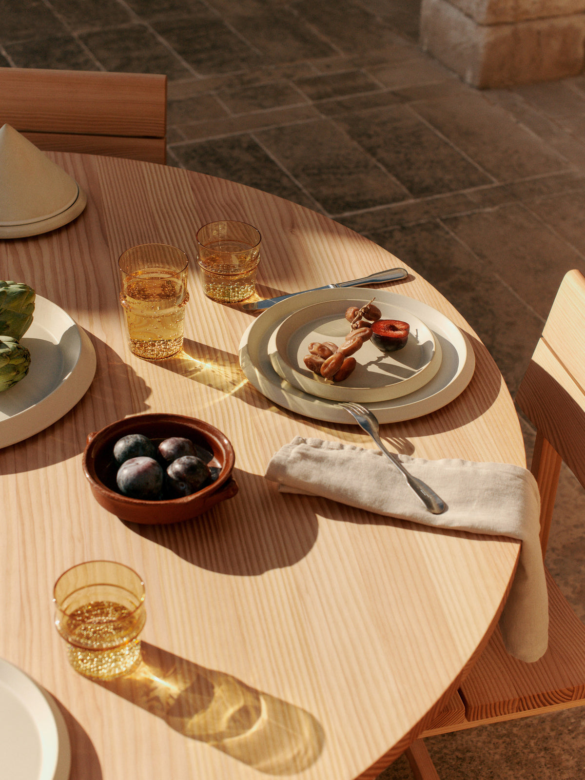 Erena Seitenplatte Ø22 in Sahne präsentiert im Onlineshop von KAQTU Design AG. Platte ist von Ferm Living