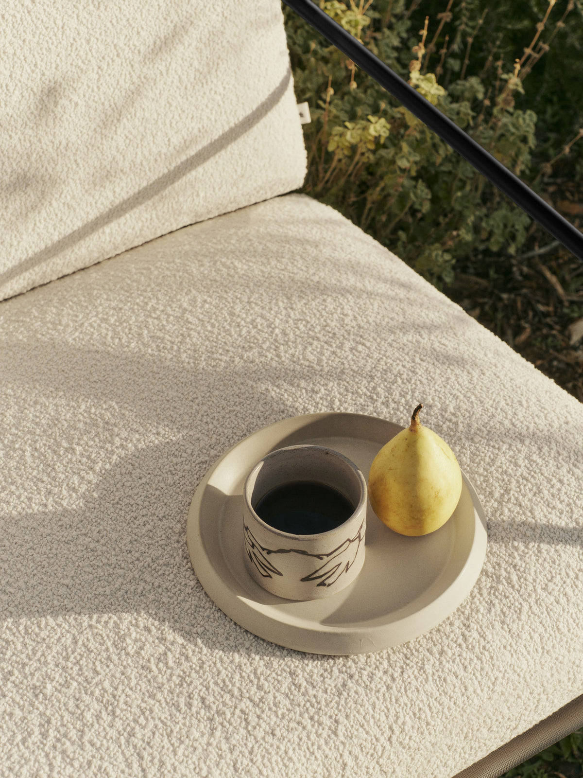 Erena Seitenplatte Ø22 in Sahne präsentiert im Onlineshop von KAQTU Design AG. Platte ist von Ferm Living
