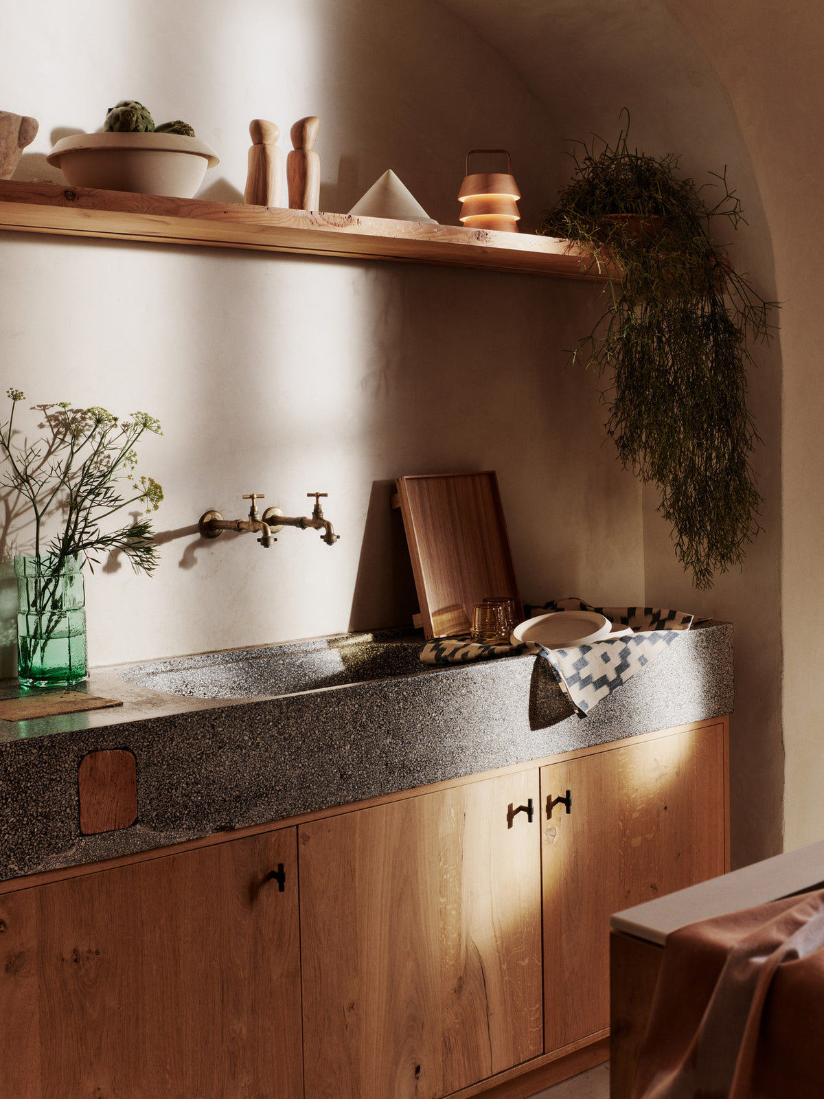 Erena Seitenplatte Ø22 in Sahne präsentiert im Onlineshop von KAQTU Design AG. Platte ist von Ferm Living