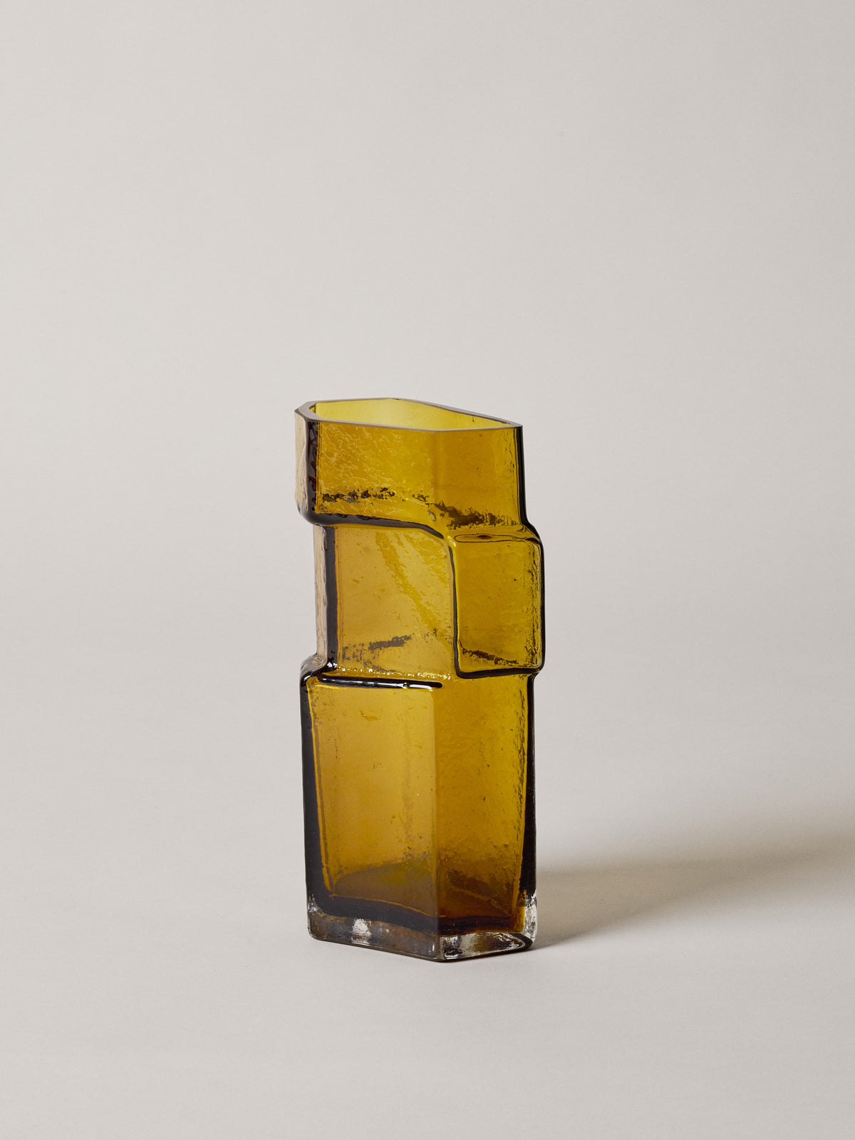 Muro Vase H23 in Recyceltes Bernstein präsentiert im Onlineshop von KAQTU Design AG. Vase ist von Ferm Living