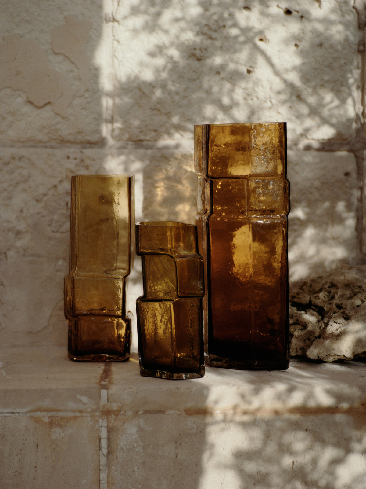 Muro Vase H23 in Recyceltes Bernstein präsentiert im Onlineshop von KAQTU Design AG. Vase ist von Ferm Living
