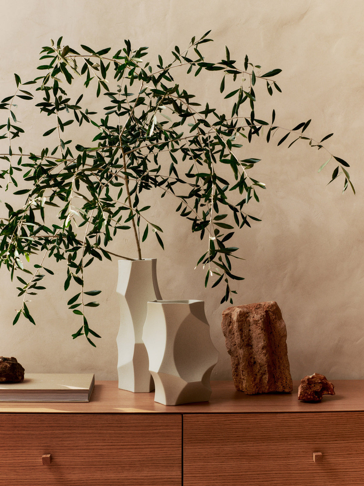 Cueva Vase H37 in Dark Sage präsentiert im Onlineshop von KAQTU Design AG. Vase ist von Ferm Living