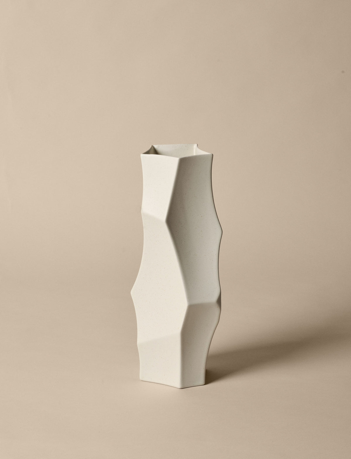 Cueva Vase H37 in Cremeweiss präsentiert im Onlineshop von KAQTU Design AG. Vase ist von Ferm Living