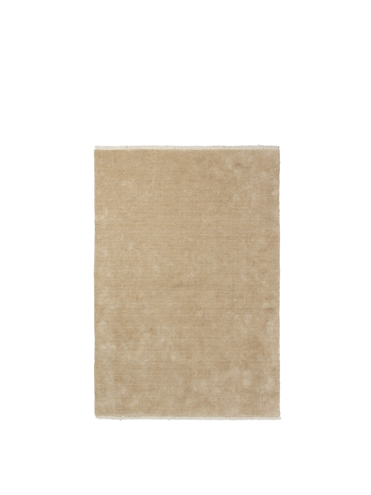 Firth Jute-Teppich von Ferm Living in Off-White, handgewebt aus Jute und Baumwolle mit weichen Fransen, rechteckige Form, bodenständige Struktur.