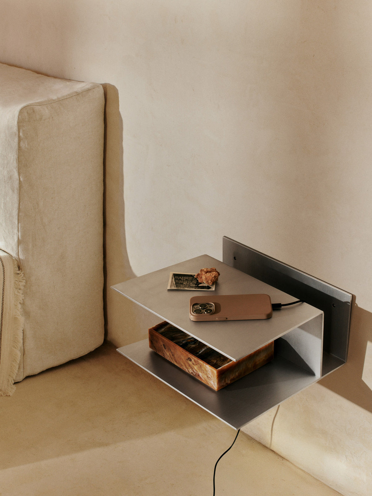 Lager Nachttisch in Aluminium präsentiert im Onlineshop von KAQTU Design AG. Beistelltisch ist von Ferm Living