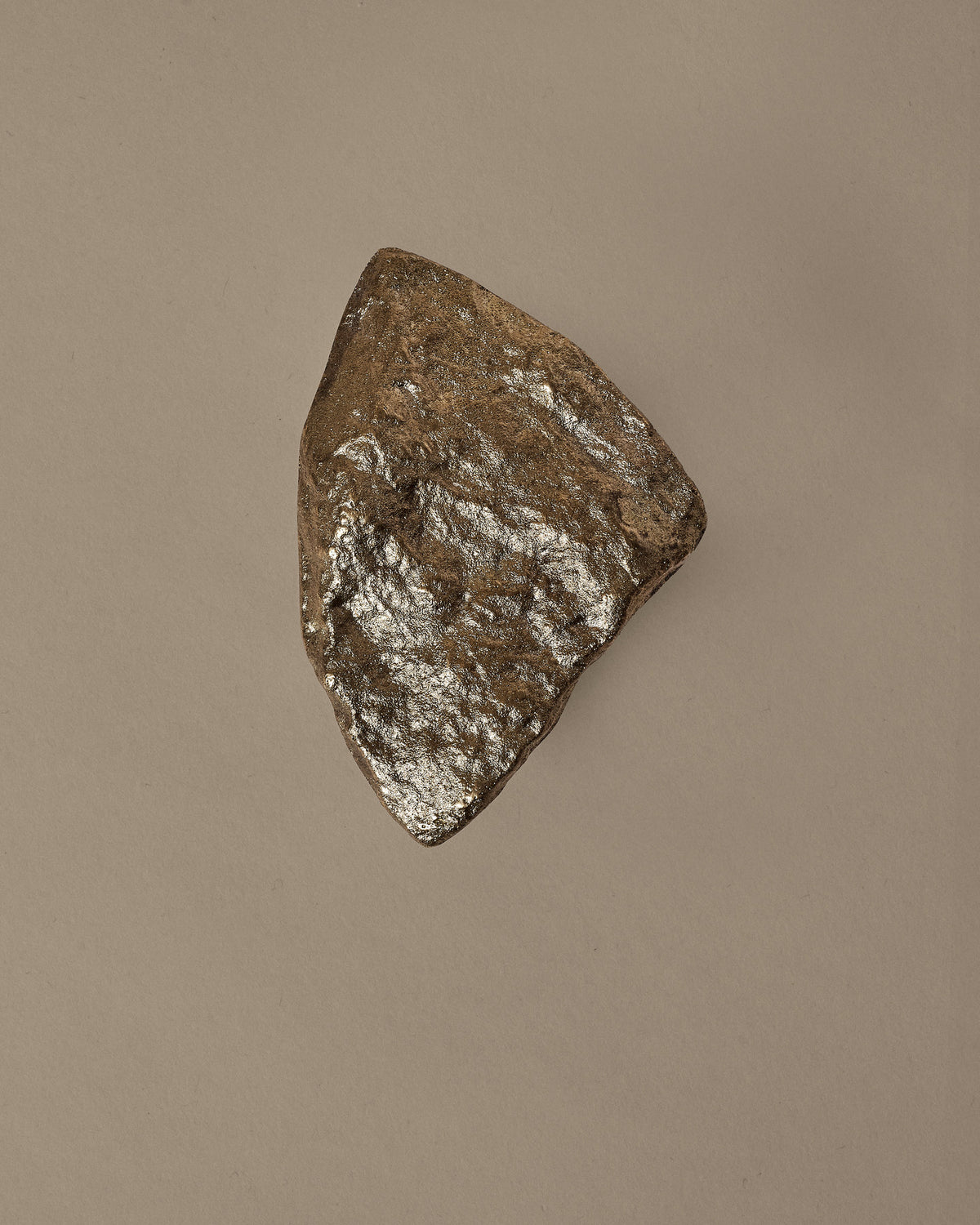 Comber Rock Haken in Messing präsentiert im Onlineshop von KAQTU Design AG. Kleiderhaken ist von Ferm Living