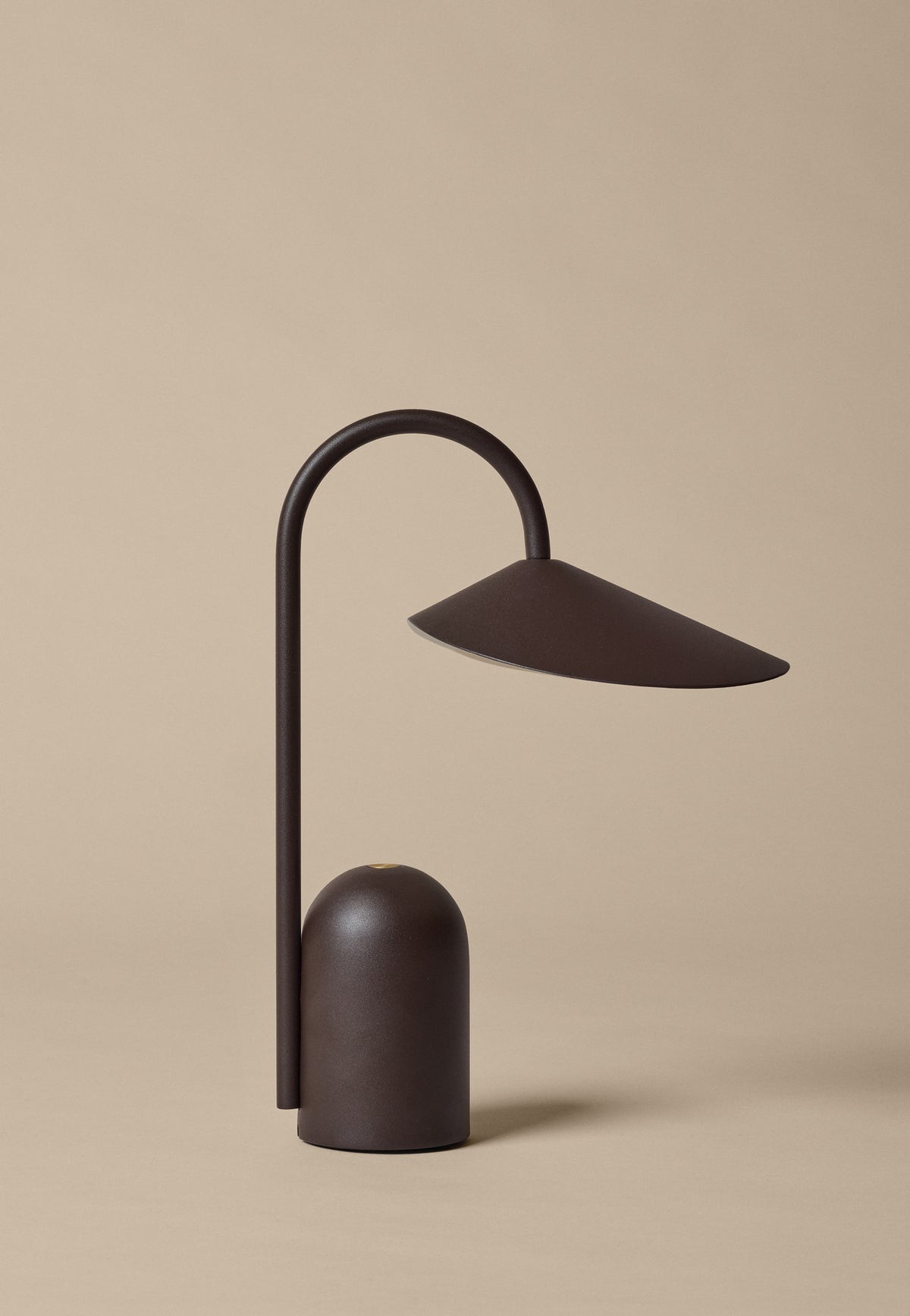 Arum portable Tischleuchte in Dunkle Schokolade präsentiert im Onlineshop von KAQTU Design AG. Tischleuchte ist von Ferm Living