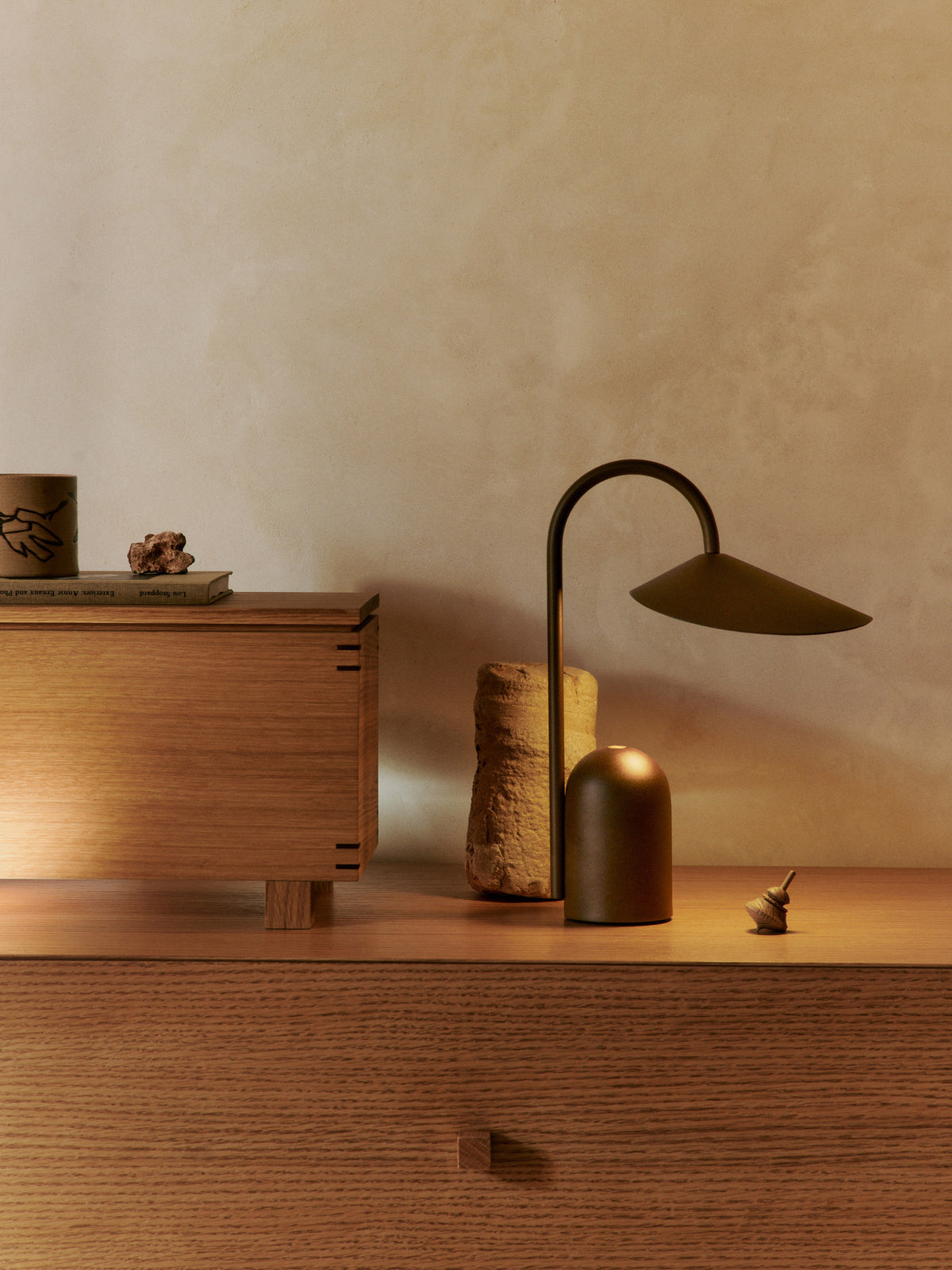 Arum portable Tischleuchte in Dunkle Schokolade präsentiert im Onlineshop von KAQTU Design AG. Tischleuchte ist von Ferm Living