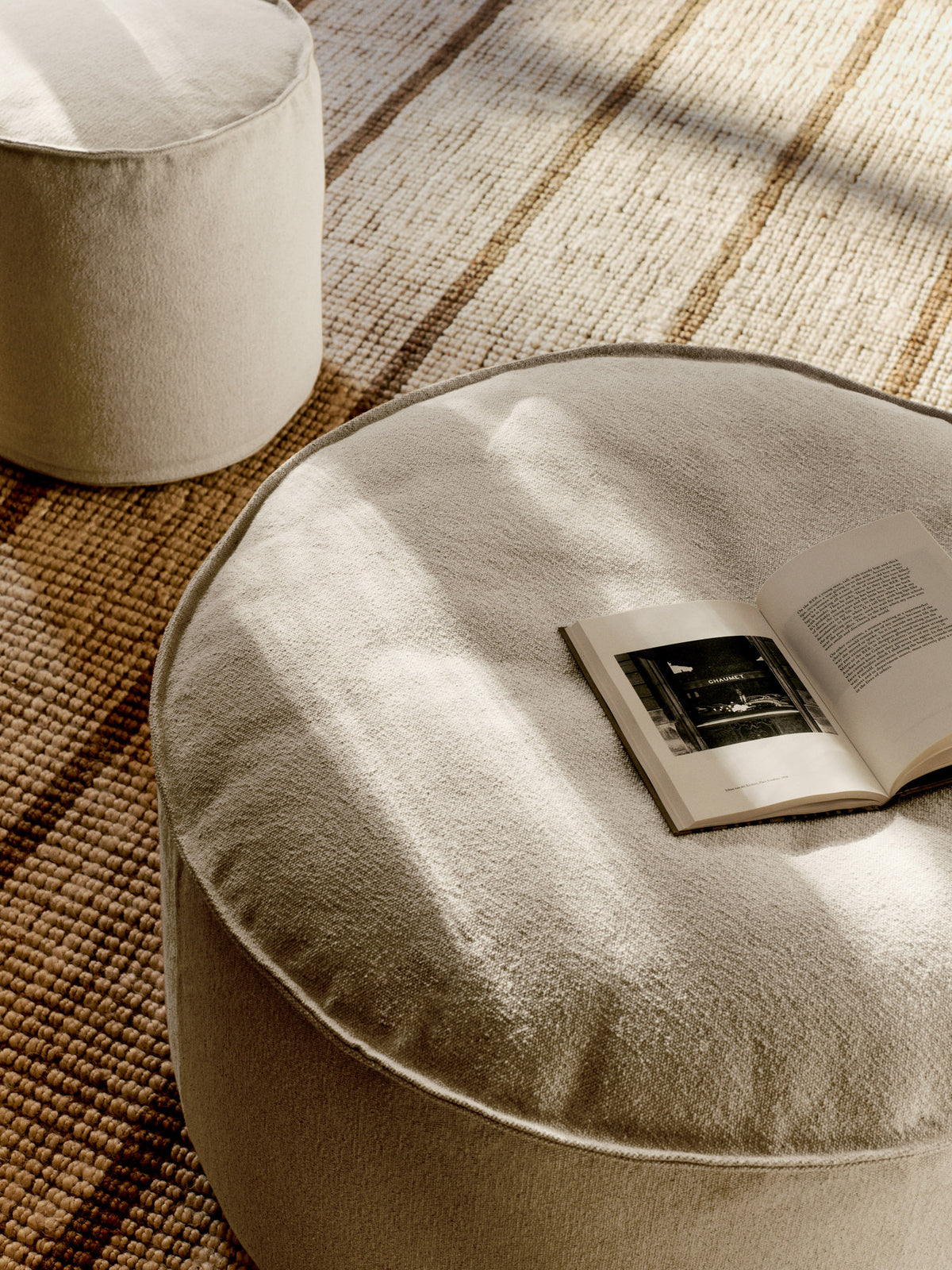 Aun Cotton Pouf Ø40 in Cremeweiss präsentiert im Onlineshop von KAQTU Design AG. Pouf ist von Ferm Living
