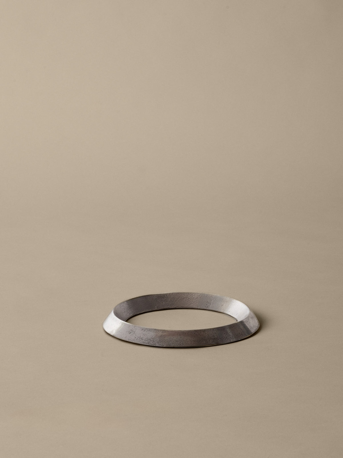 Levee Untersetzer in Aluminium präsentiert im Onlineshop von KAQTU Design AG. Pfannenuntersatz ist von Ferm Living