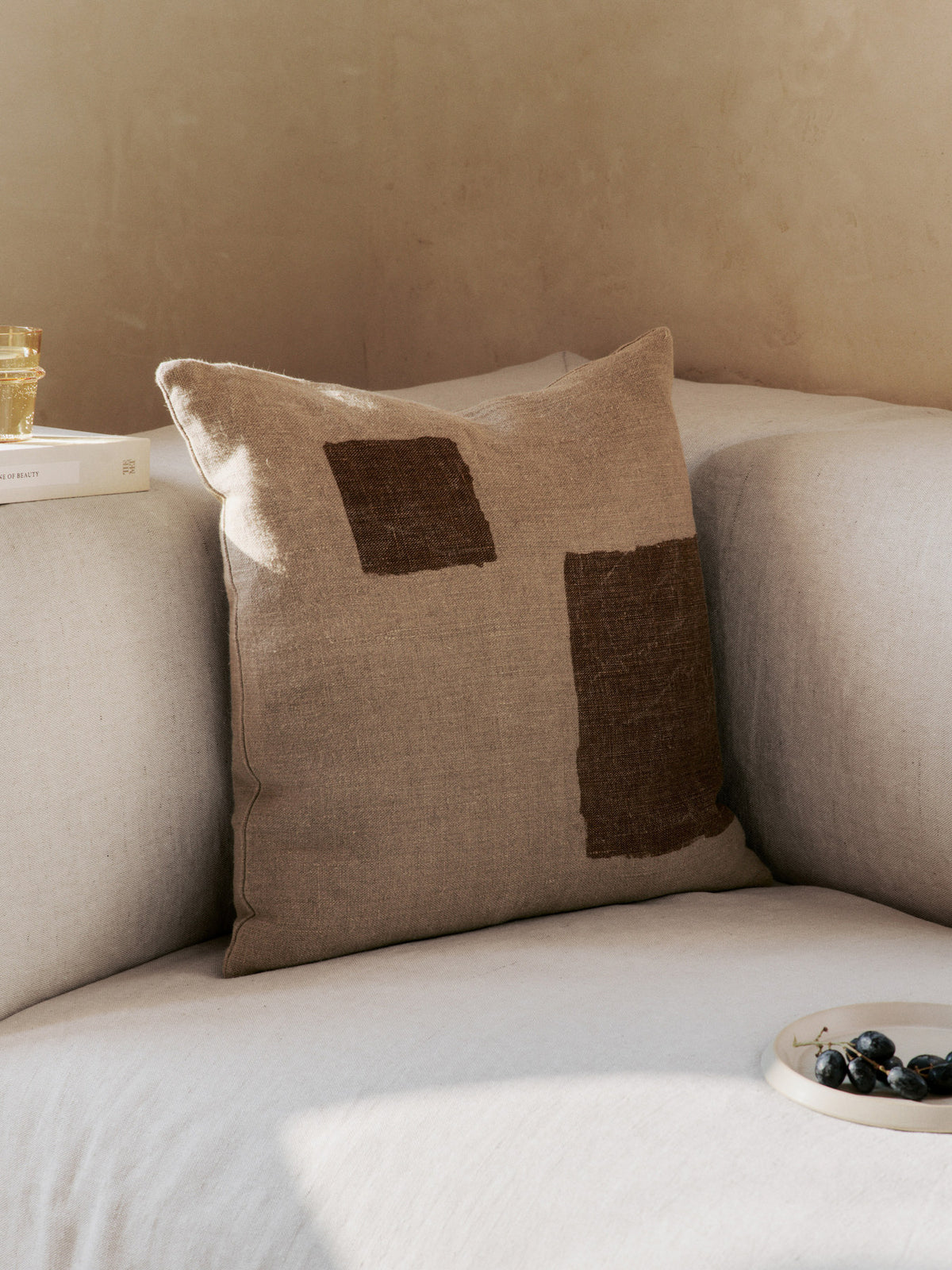Oleo Kissenbezug in Natural/Sugar Kelp präsentiert im Onlineshop von KAQTU Design AG. Deko Kissenbezug ist von Ferm Living