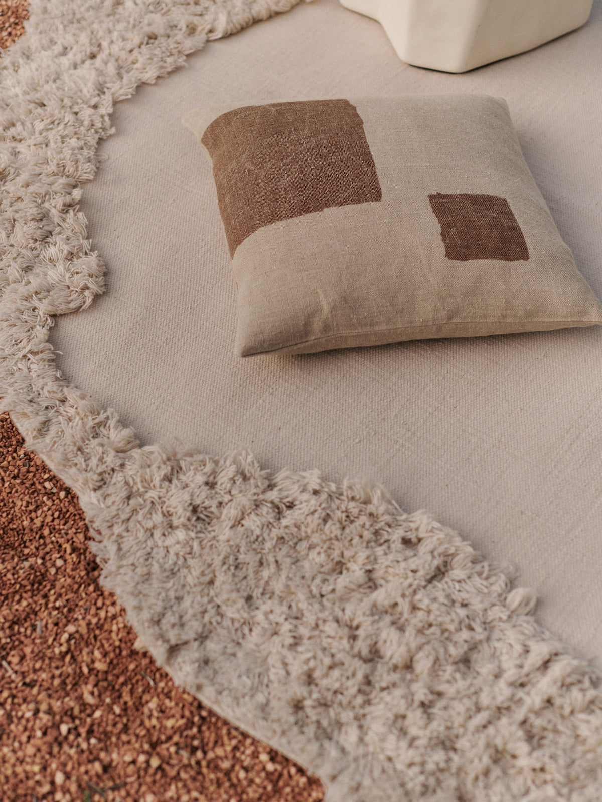 Oleo Kissenbezug in Natural/Sugar Kelp präsentiert im Onlineshop von KAQTU Design AG. Deko Kissenbezug ist von Ferm Living