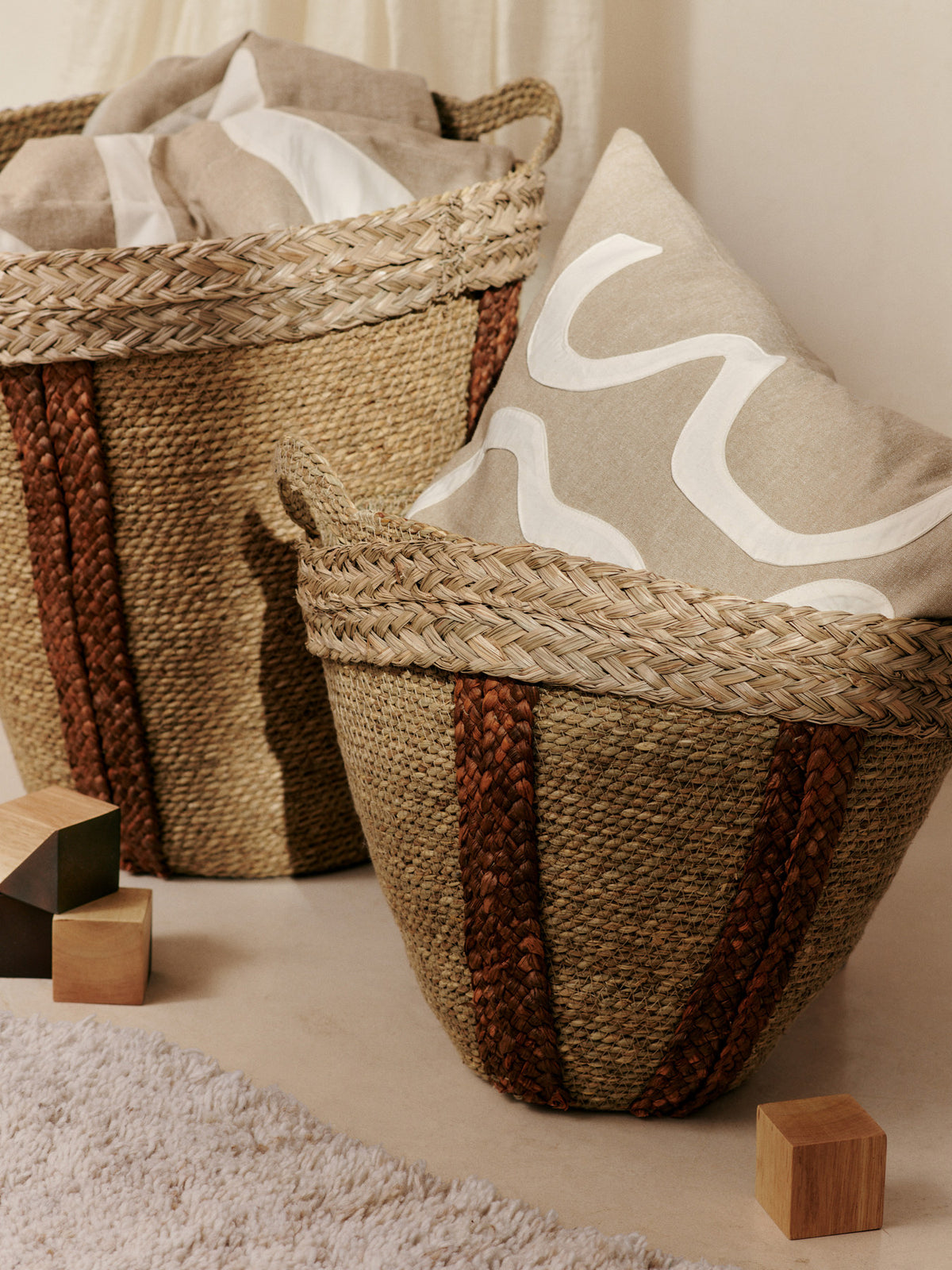 Mar Geflochtene Körbe Set aus 2 in Natürlich/Rotbraun präsentiert im Onlineshop von KAQTU Design AG. Aufbewährungskörbe ist von Ferm Living