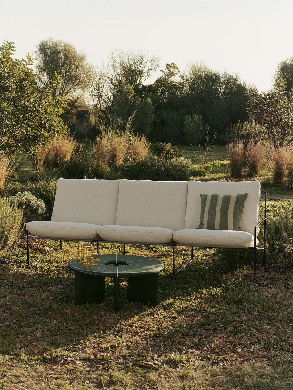 Desert 3-Sitzer in Schwarz/Weiss präsentiert im Onlineshop von KAQTU Design AG. Lounge Sofa ist von Ferm Living