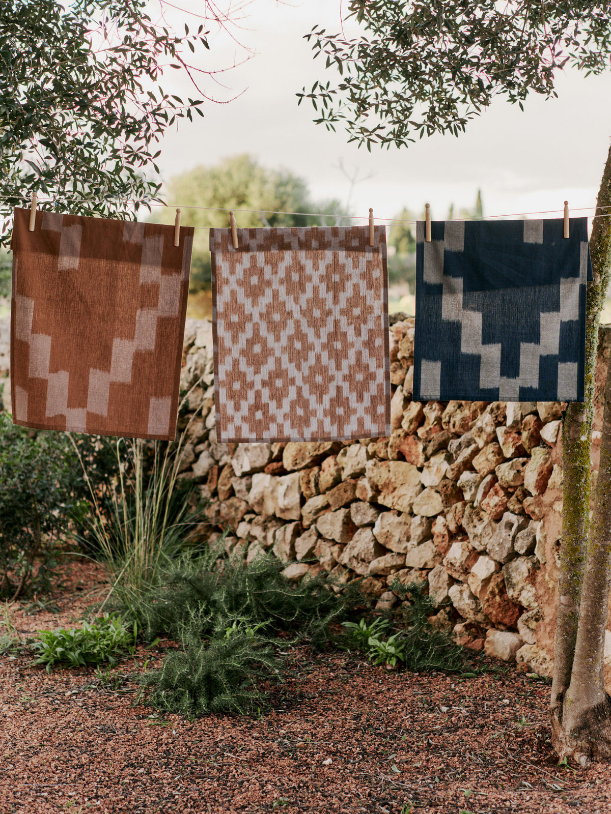Ikat Geschirrtuch in Terrakotta/Nebelblau präsentiert im Onlineshop von KAQTU Design AG. Küchentuch ist von Ferm Living